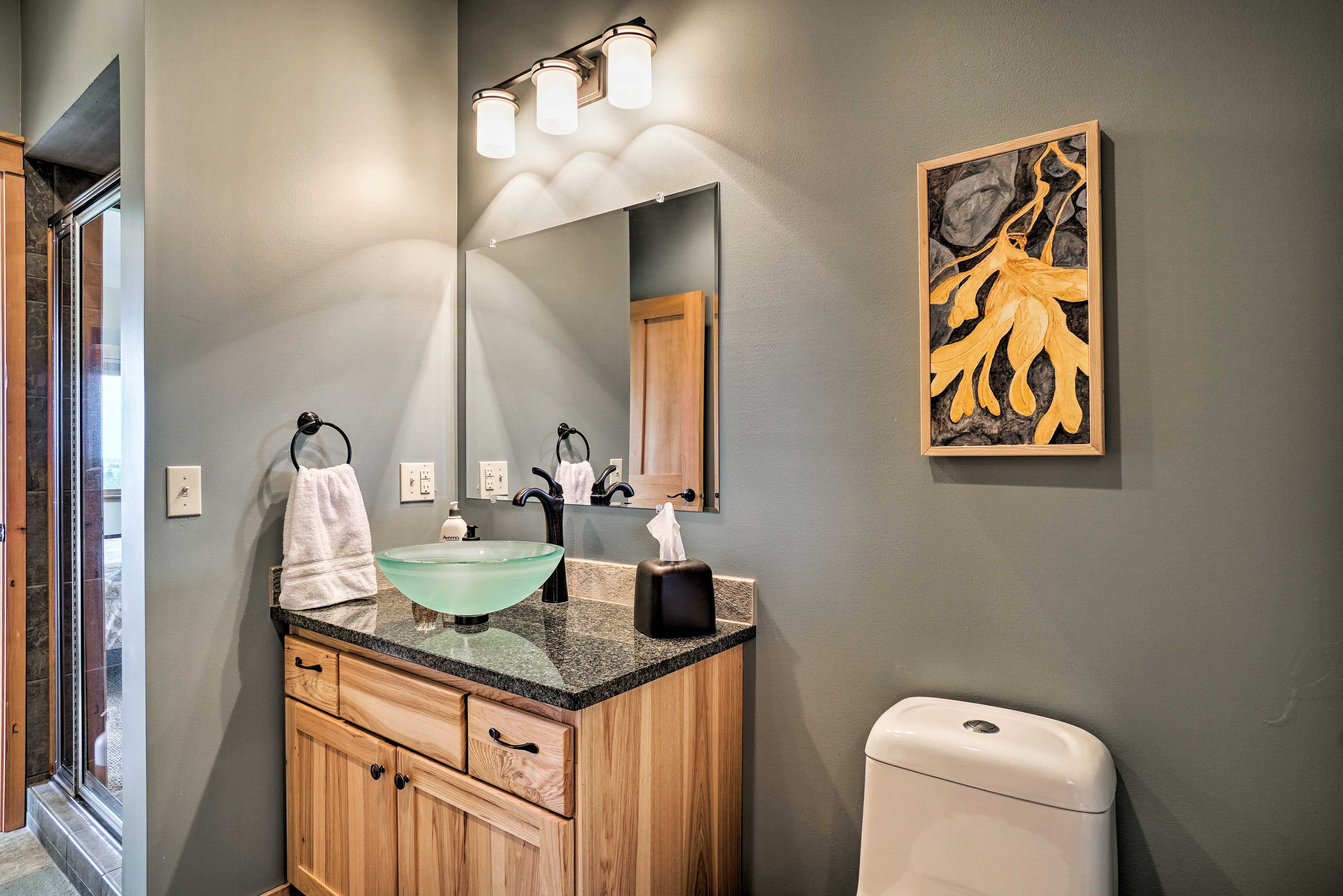 Full Bathroom | Towels Provided