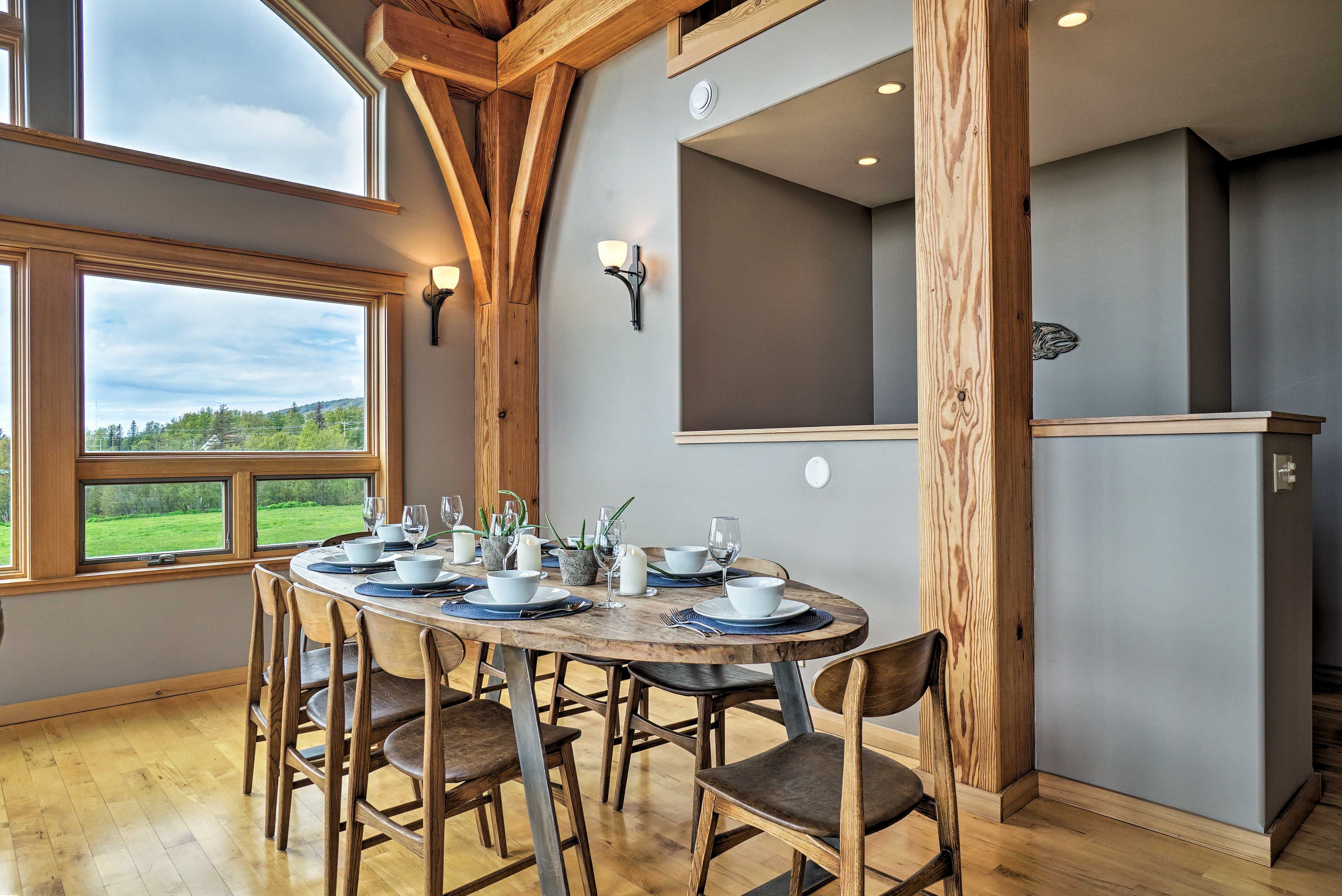 Dining Area | Dishware/Flatware Provided
