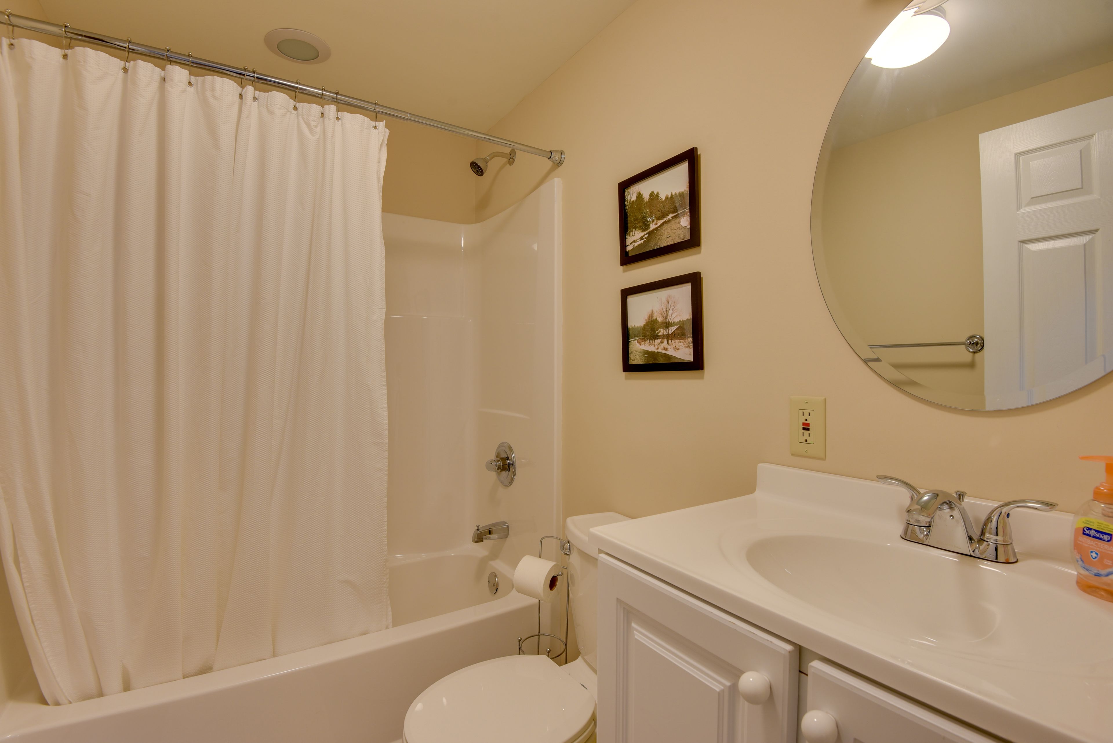 Full Bathroom | Toiletries Provided