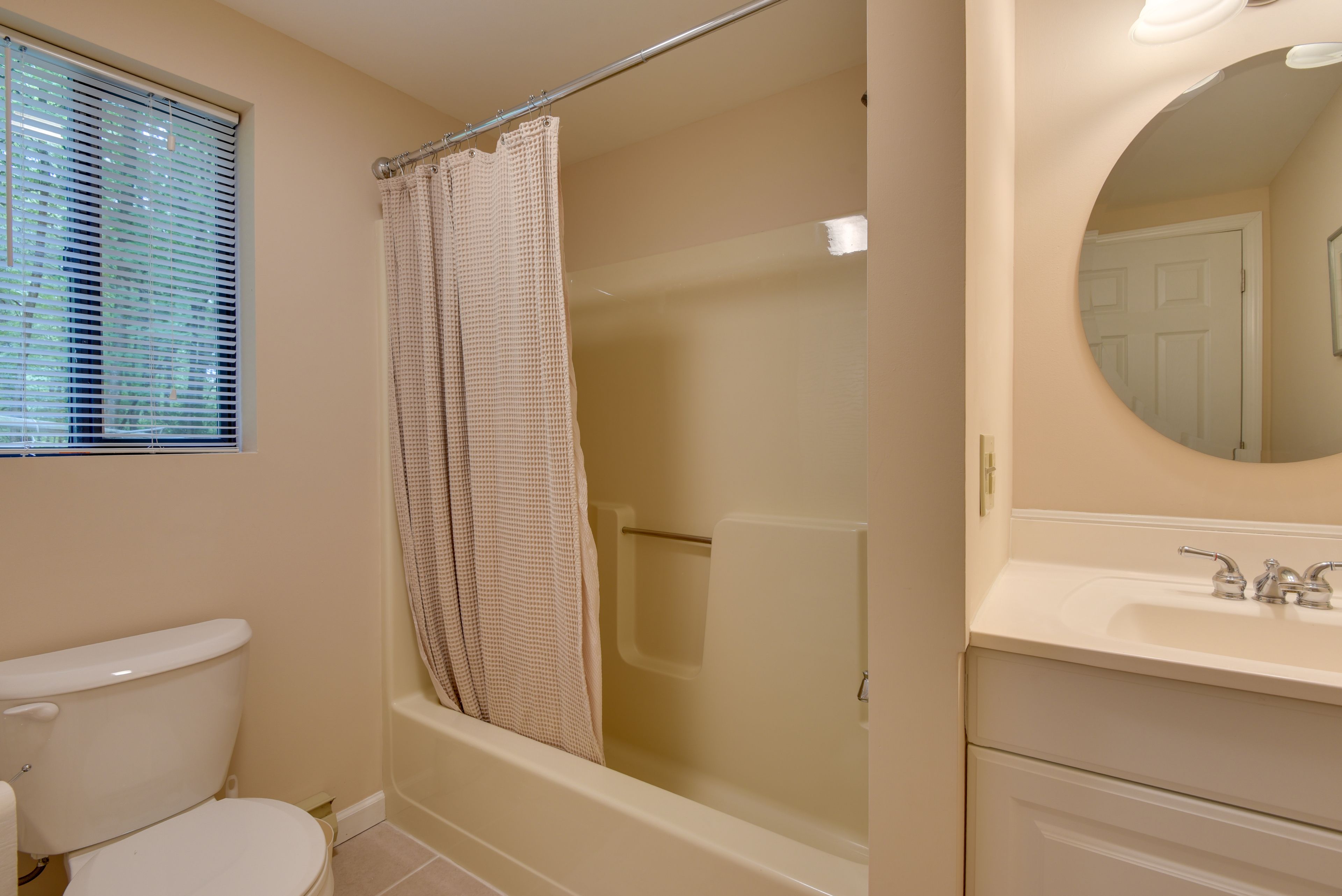 Full Bathroom | Towels Provided