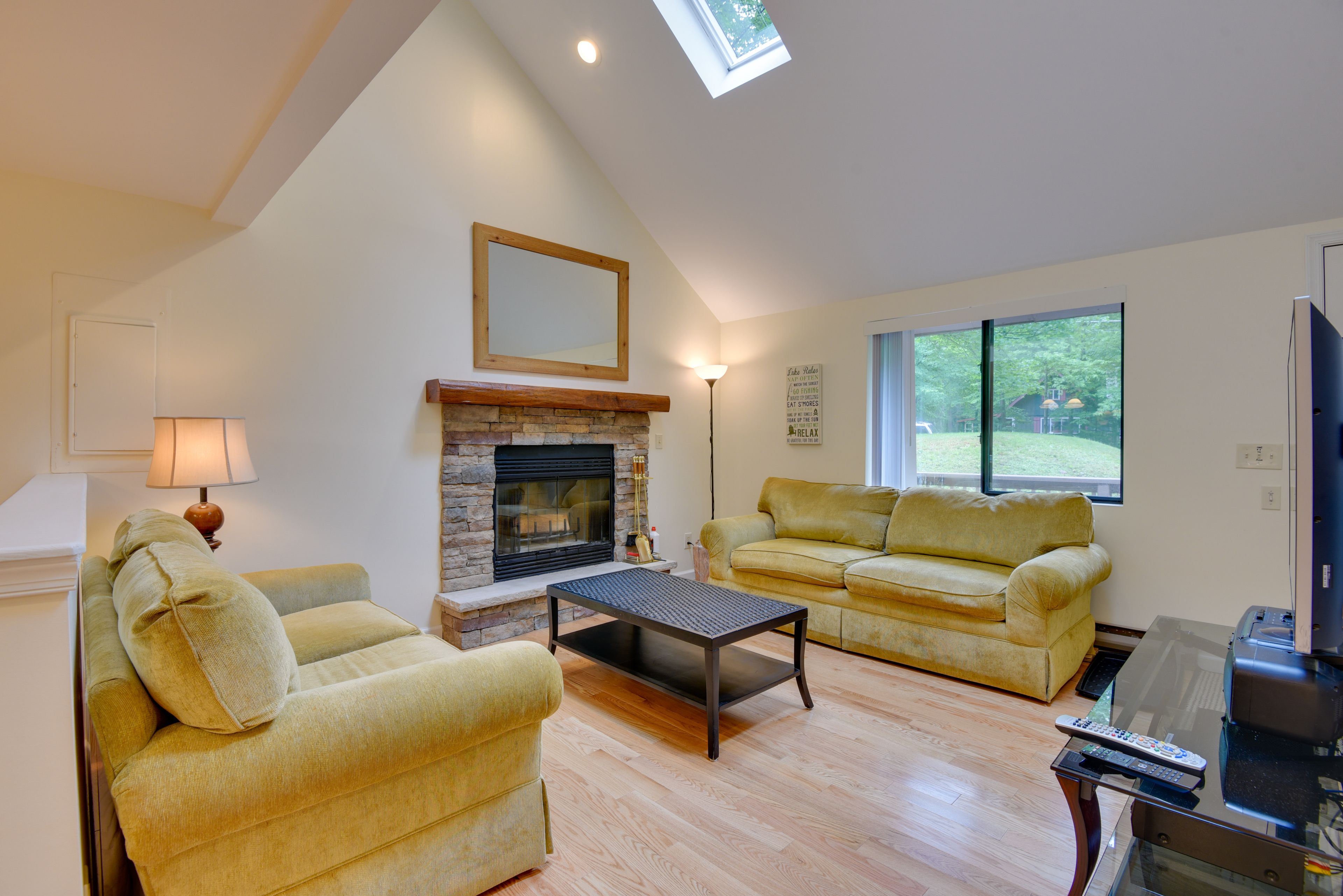 Living Room | Free WiFi | Central Heating | Smart TV