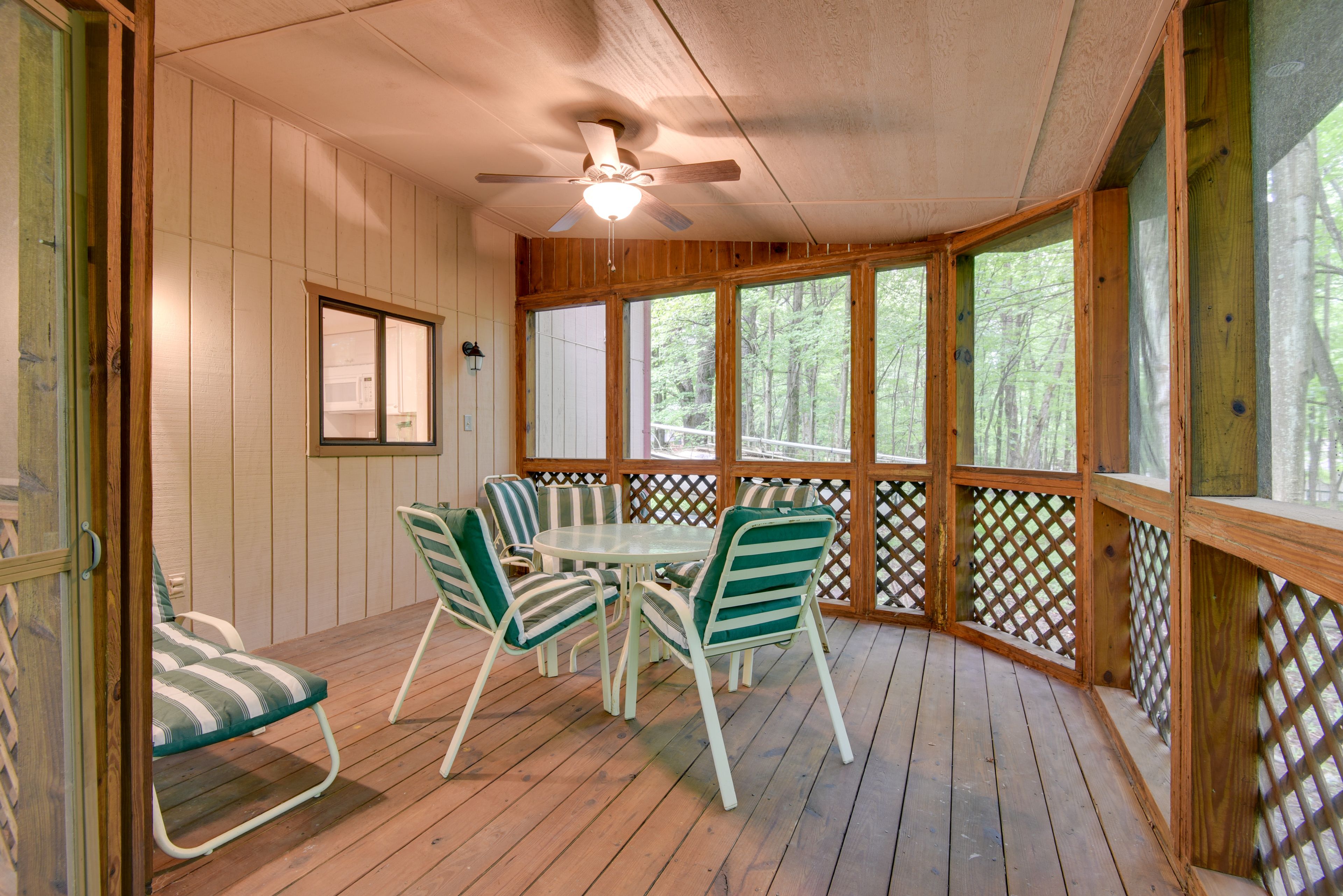 Screened-In Porch | Outdoor Dining