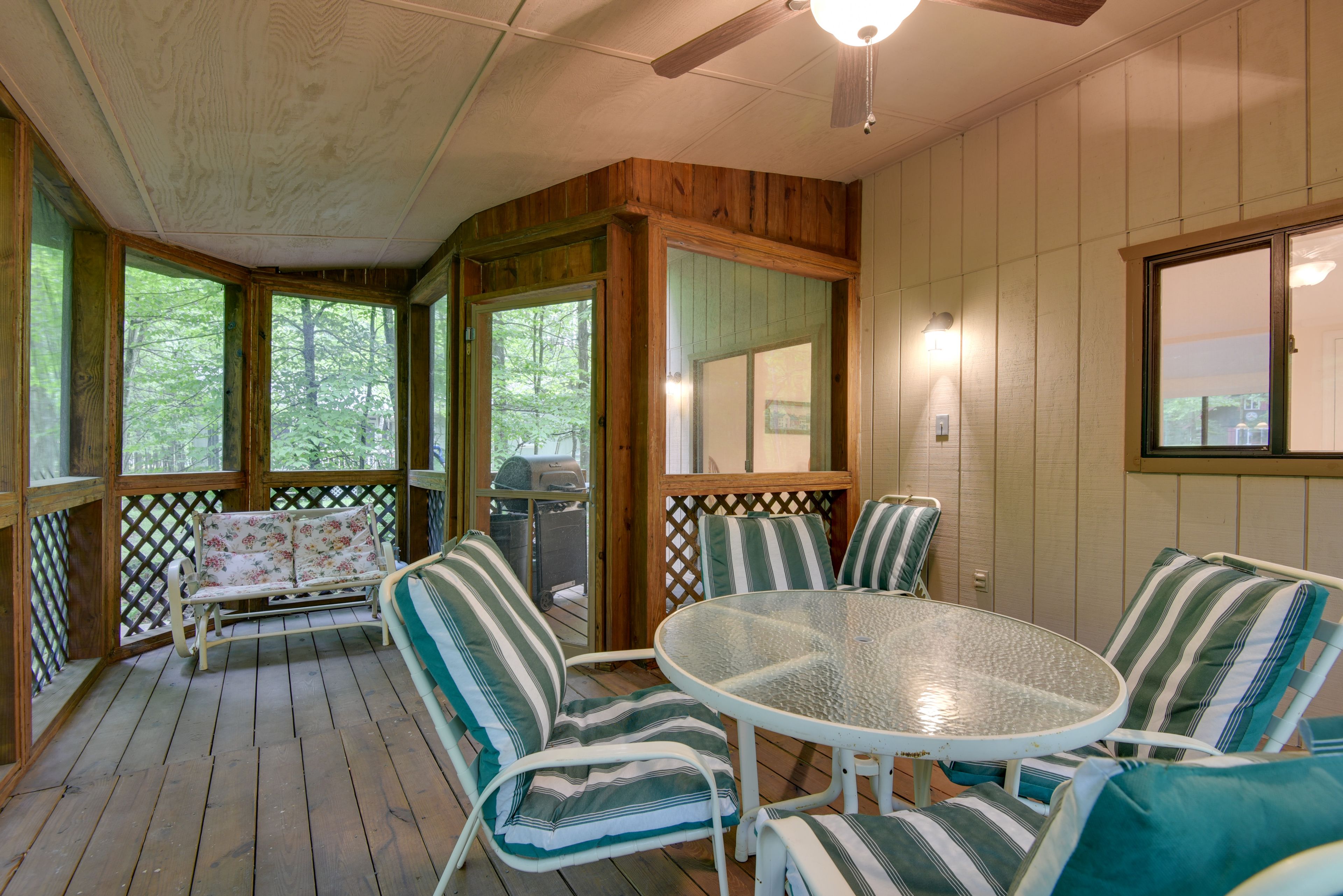 Screened-In Porch | Outdoor Dining | Community Amenities | 2-Story Property