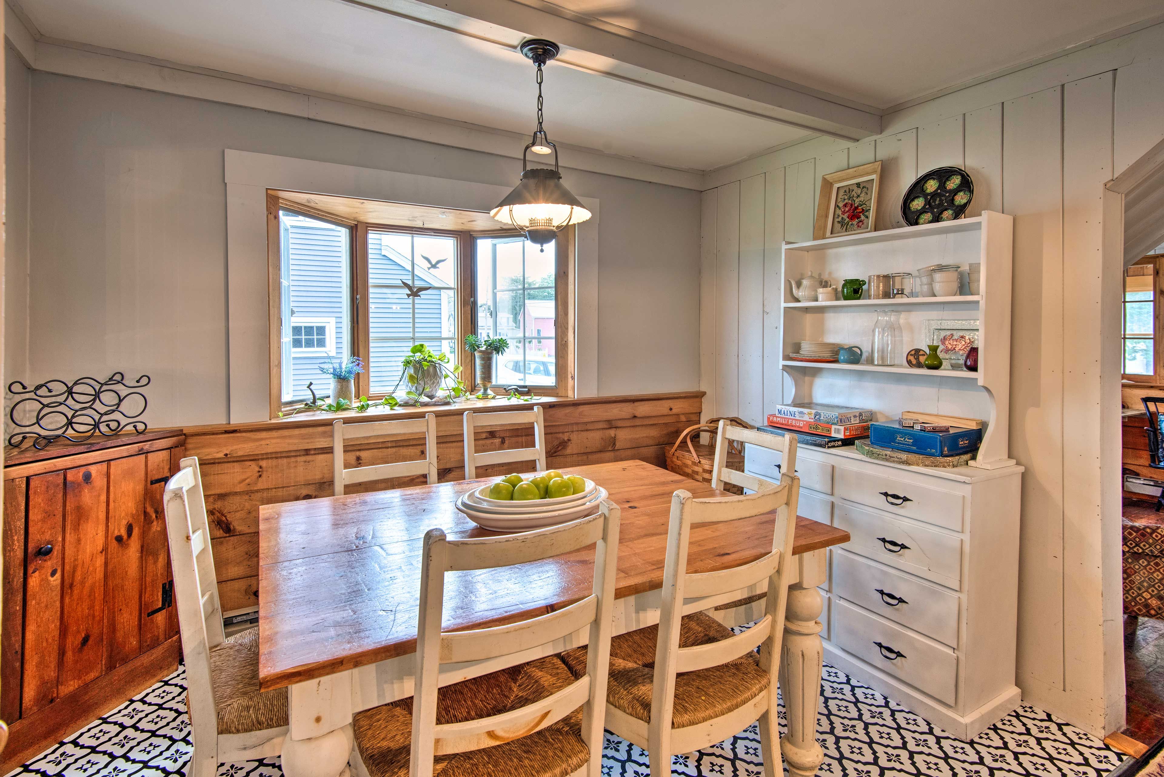 Dining Area | Dishware/Flatware Provided