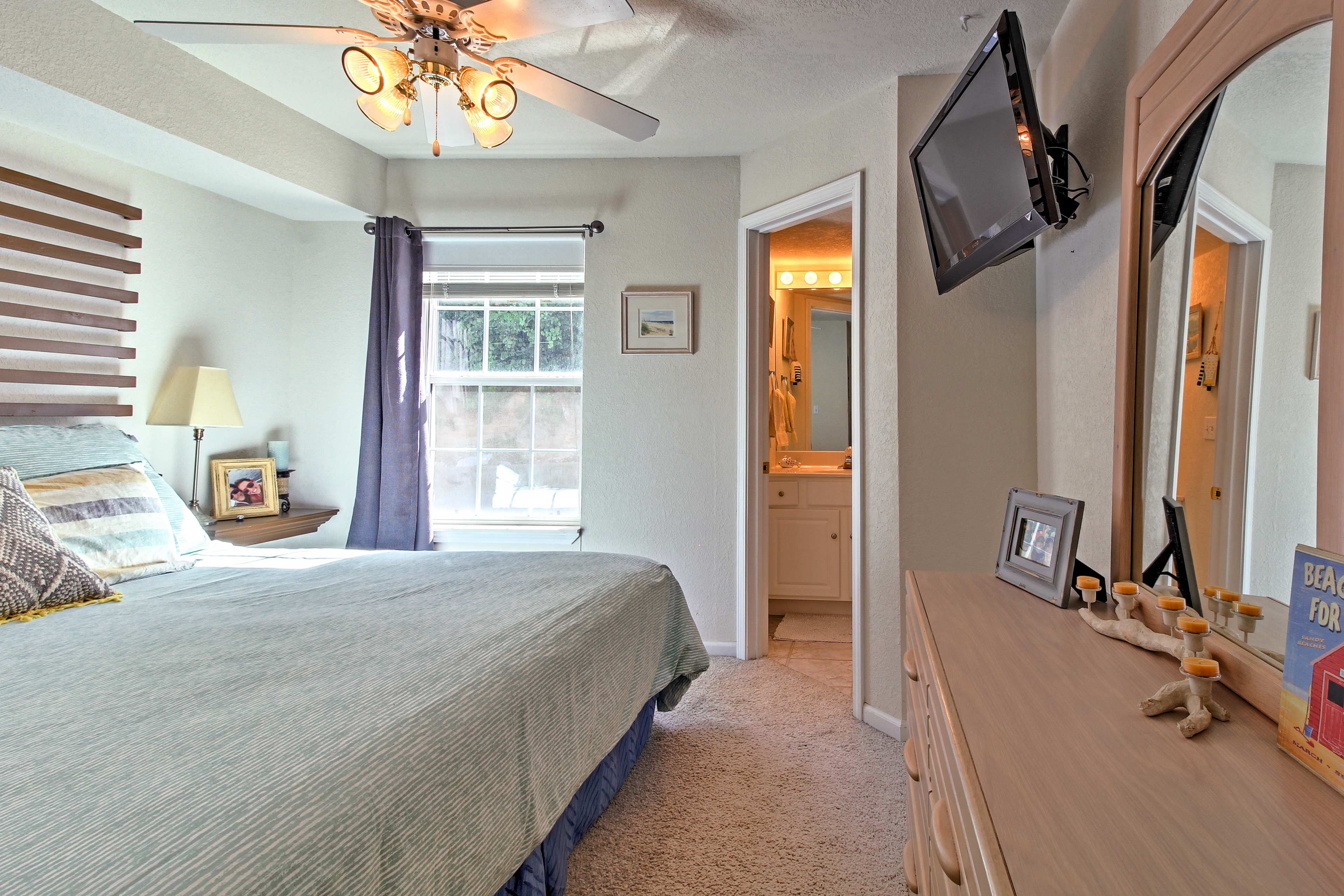 This room features a flat-screen TV.