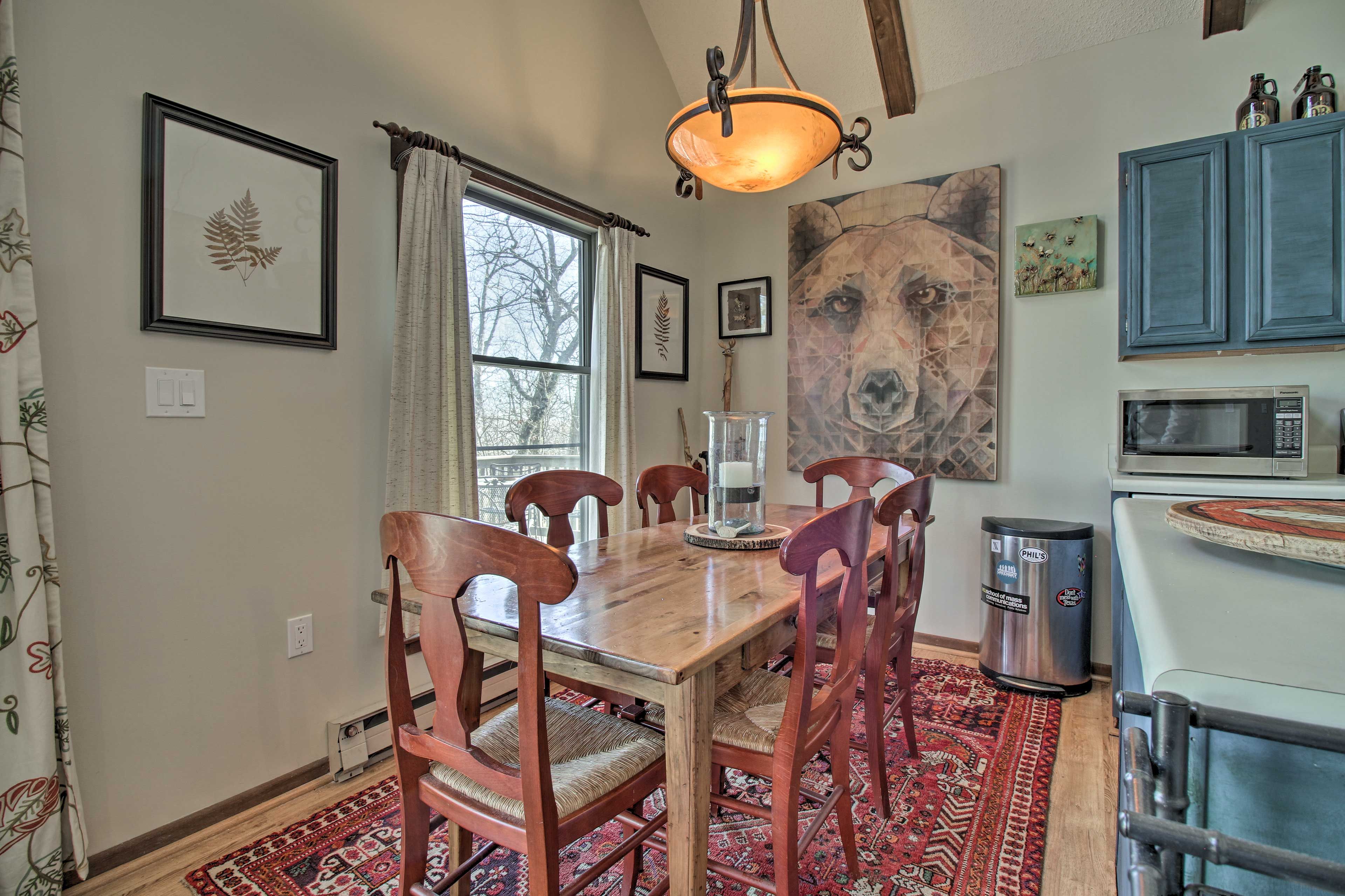 Dining Area | Dishware/Flatware Provided
