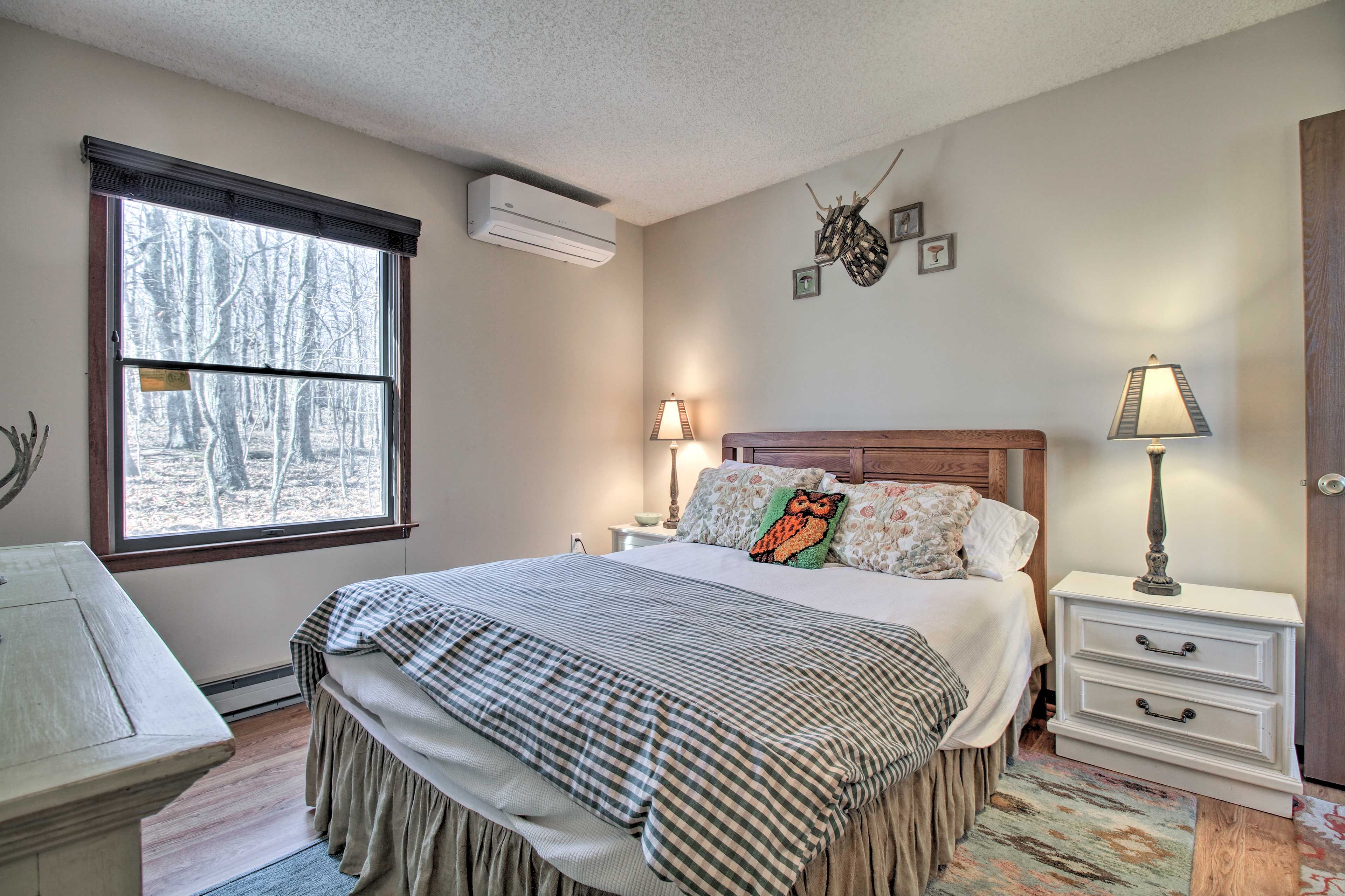 Bedroom 1 | Queen Bed | Linens Provided