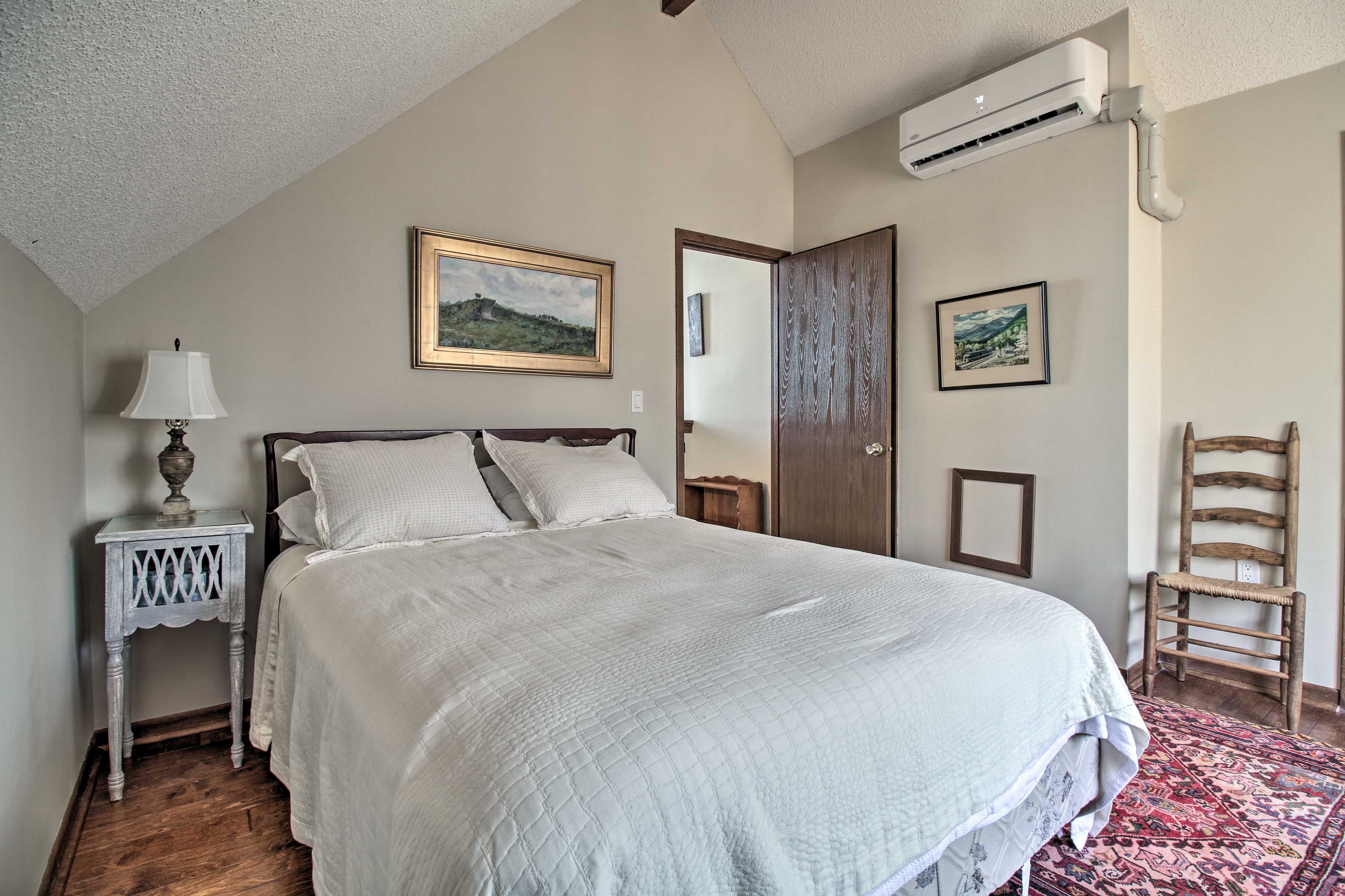 Bedroom 3 | Queen Bed