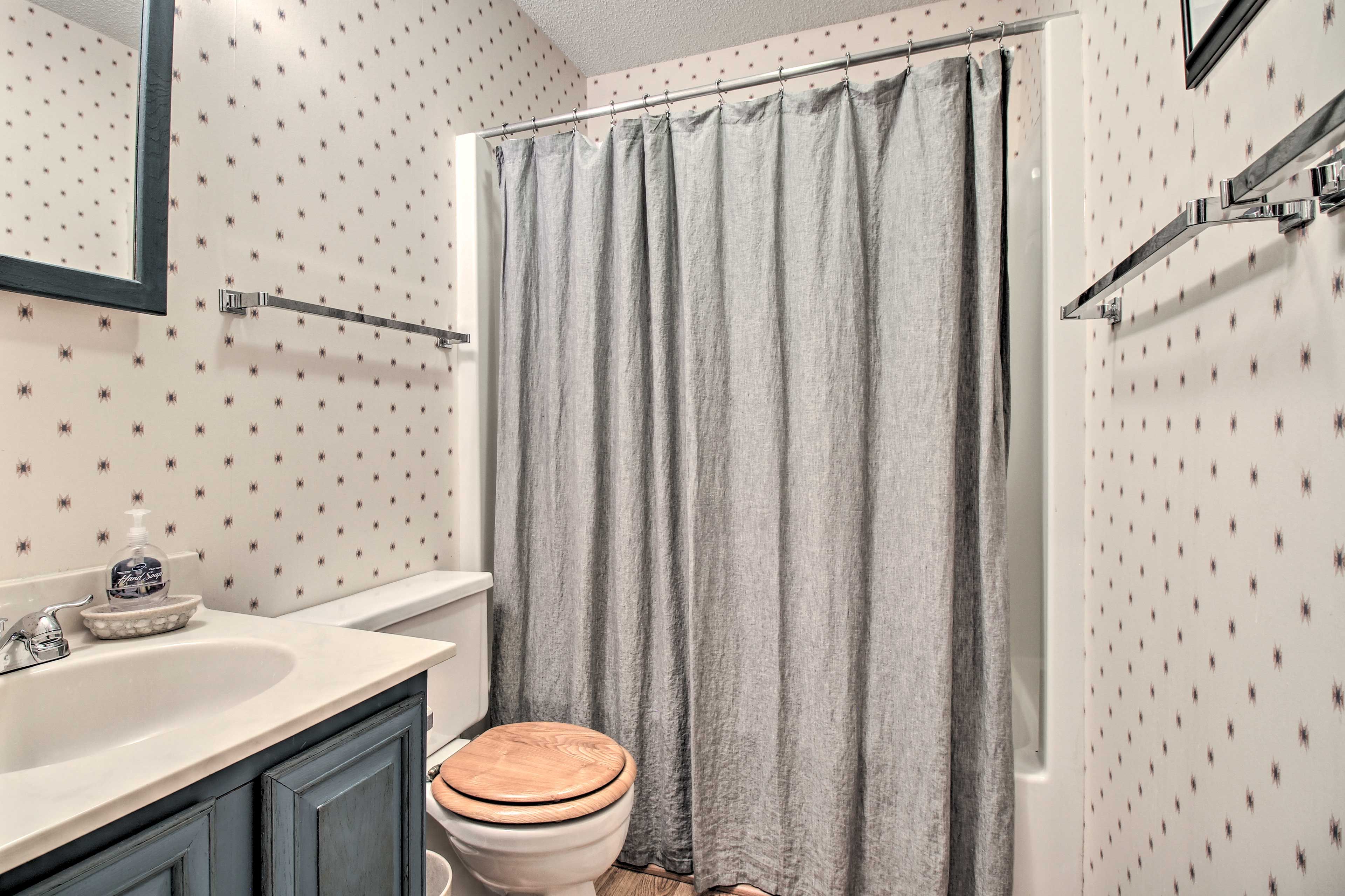 Full Bathroom | Toiletries Provided