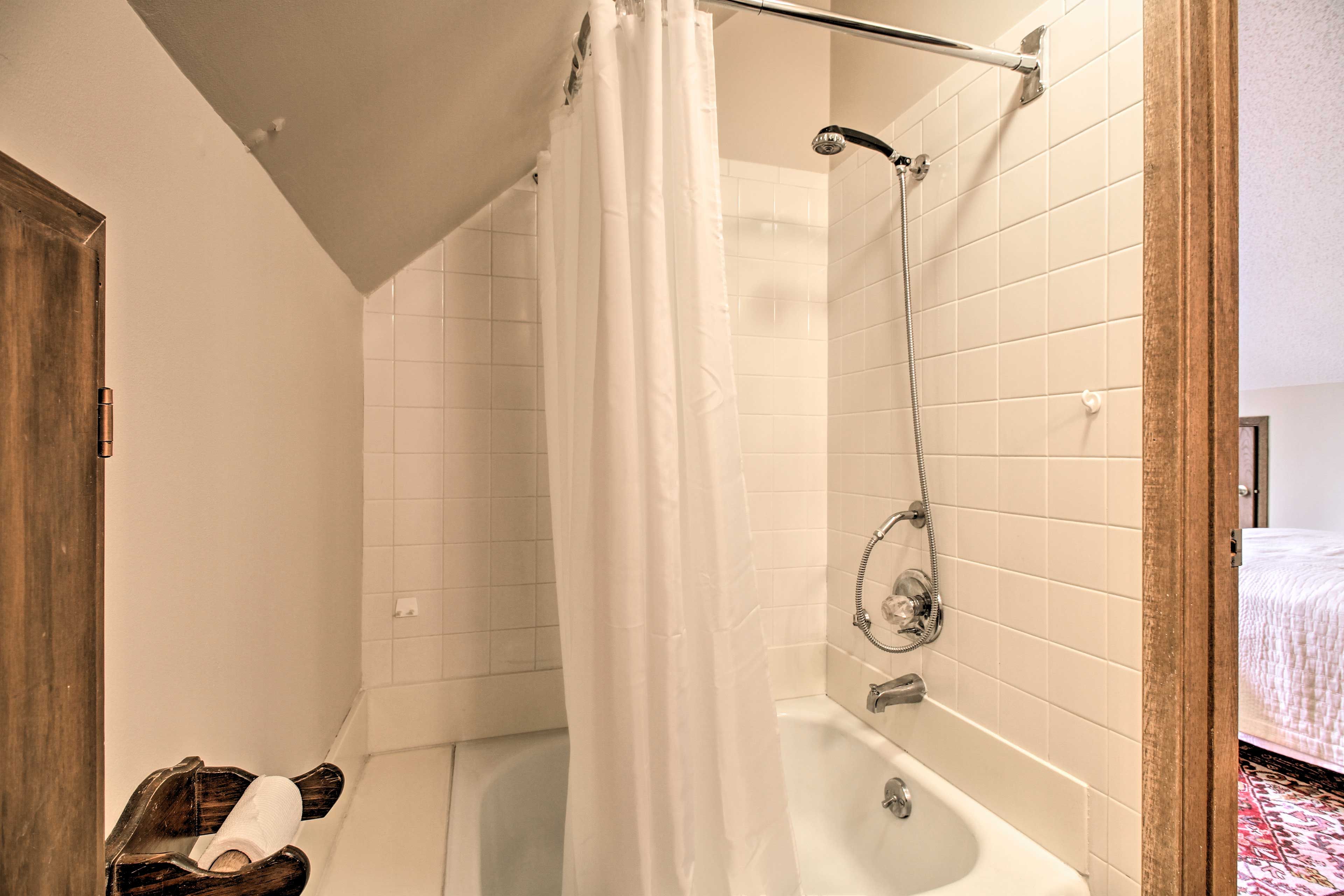 Full Bathroom | Towels Provided