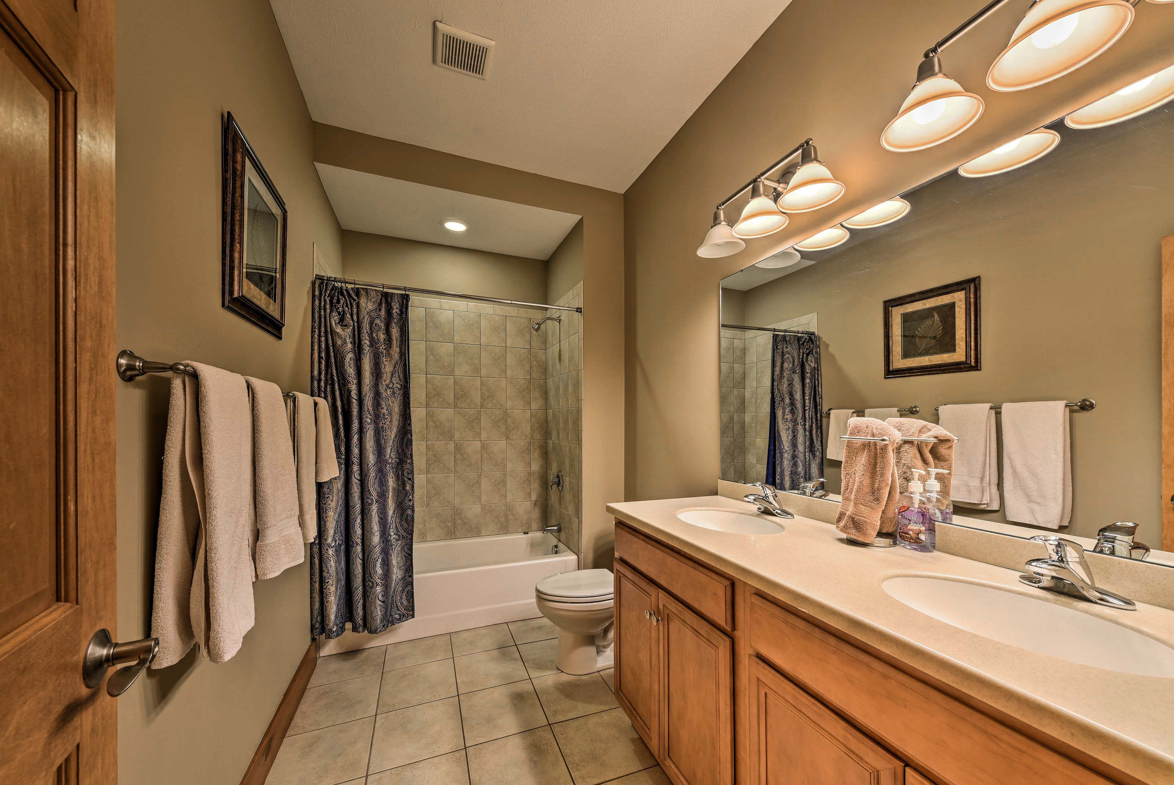 Full Bathroom | Towels Provided
