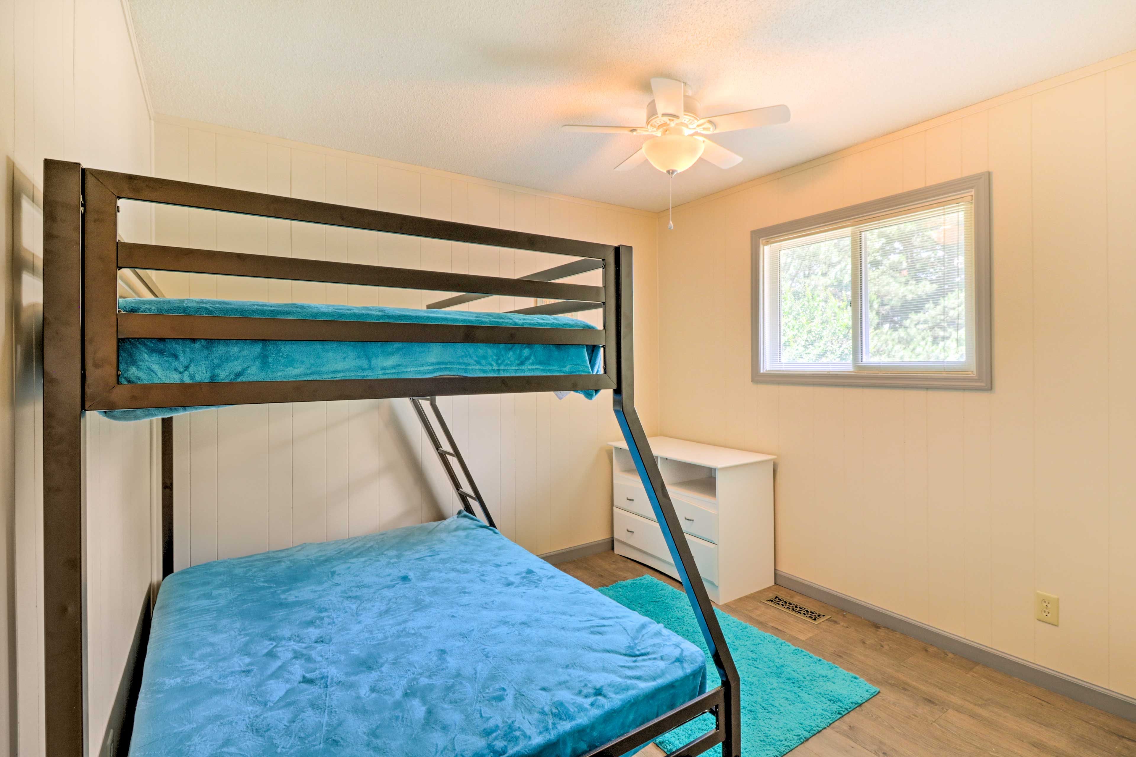Bedroom 2 | Twin/Full Bunk Bed