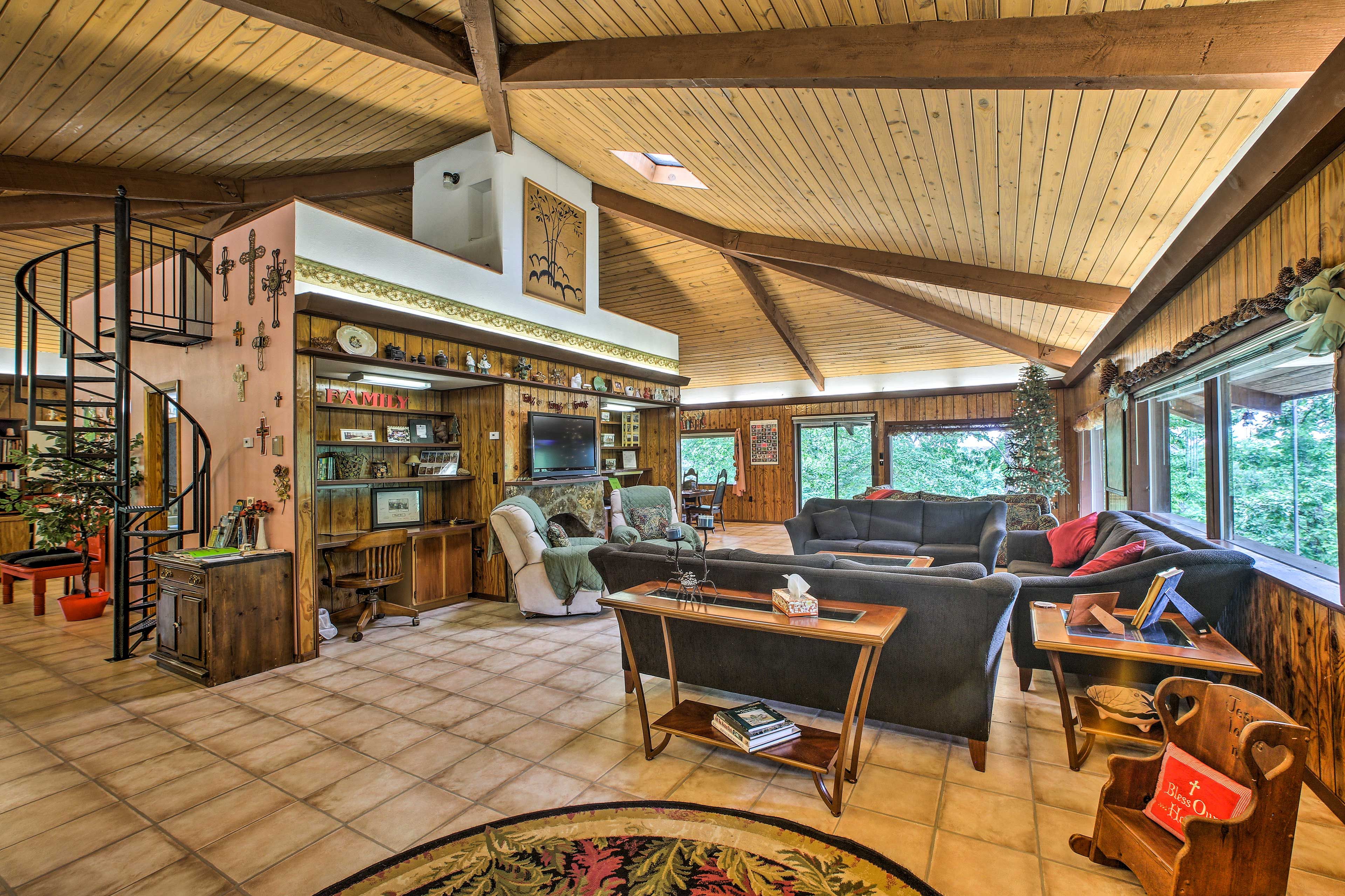 Living Room | 40-Inch Flat-Screen TV w/ Satellite