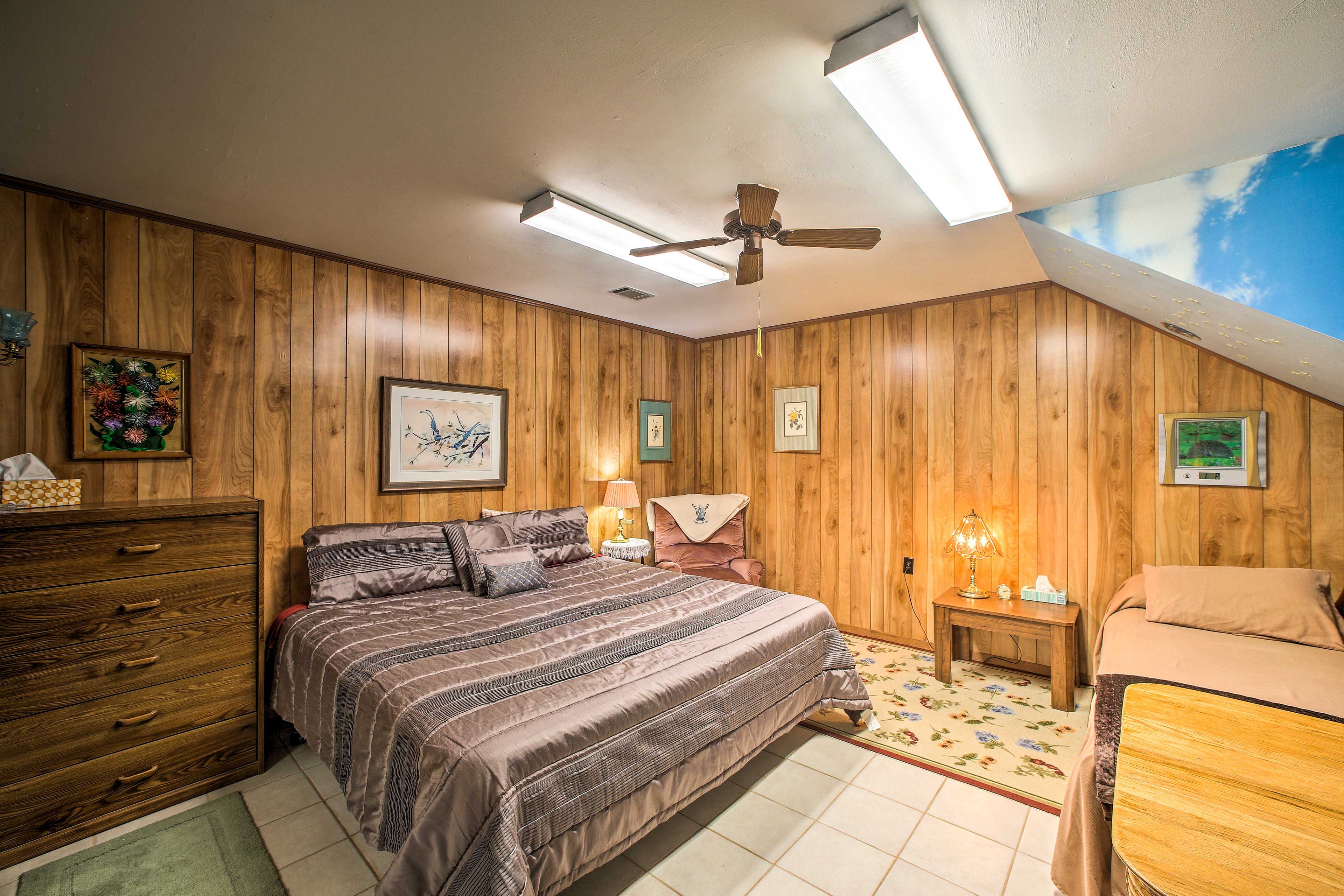 Bedroom 1 | King Bed | Twin Bed