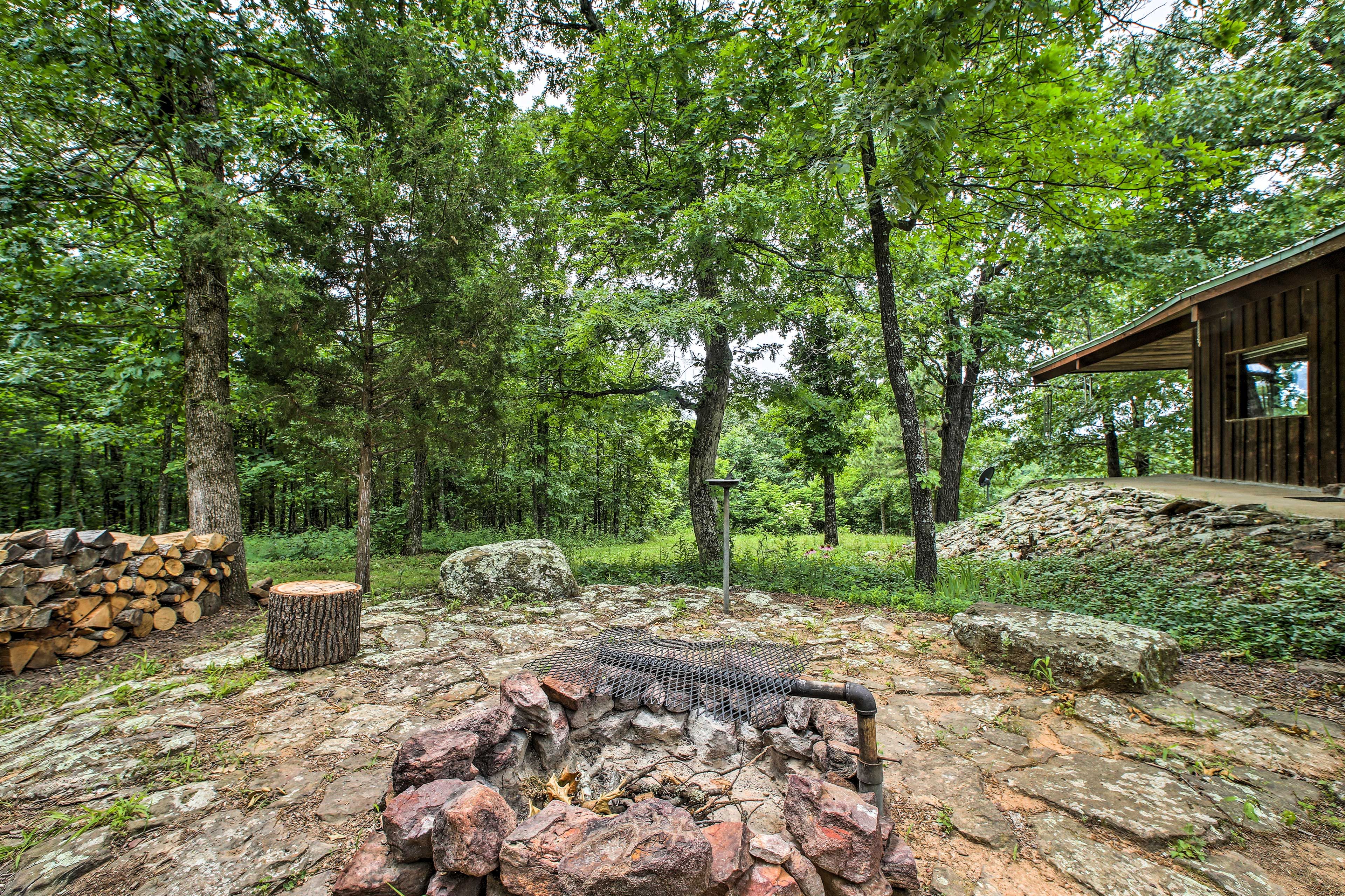 Cabin Exterior | Carport Parking (1 Vehicle) | Driveway Parking (Open)
