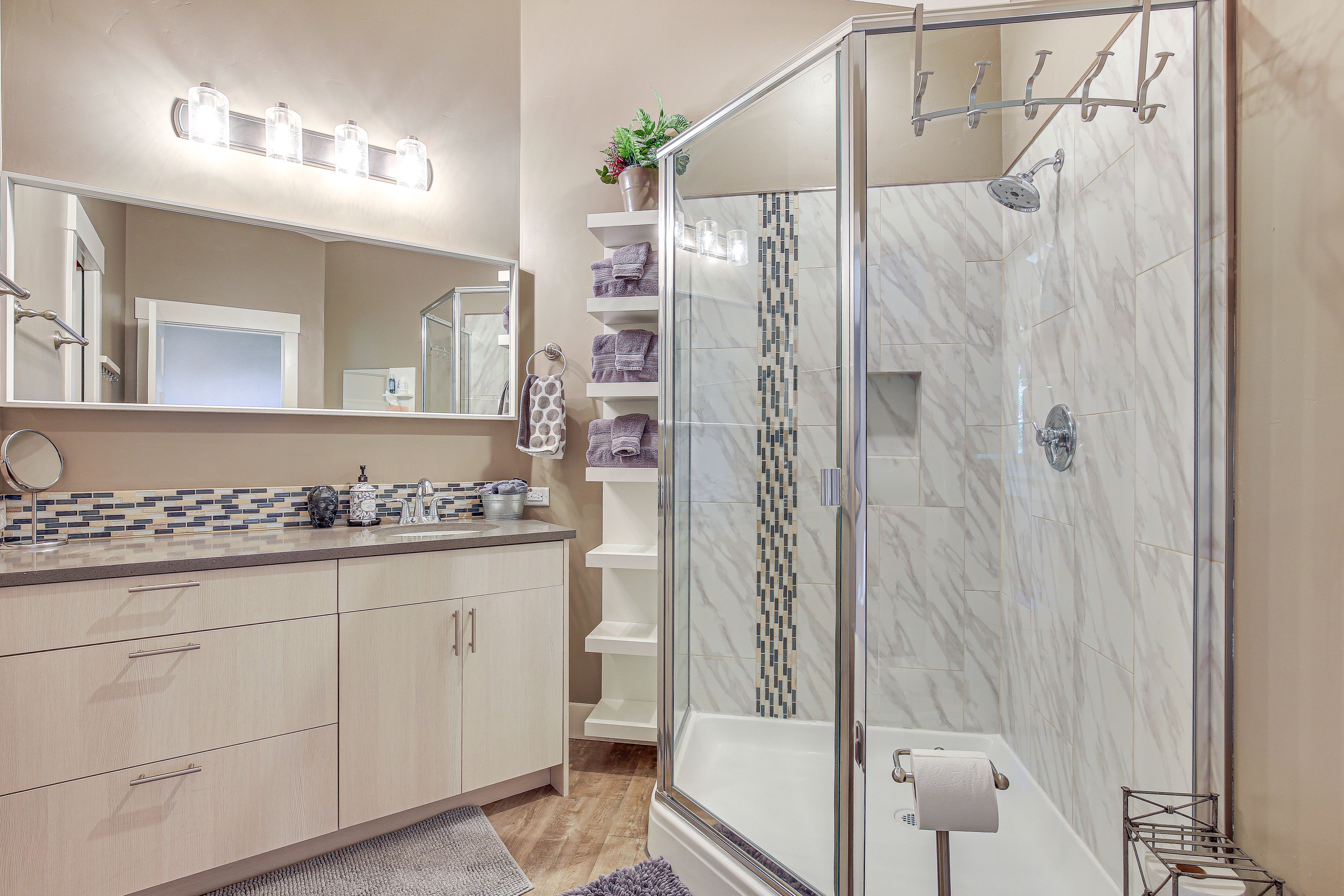 Full Bathroom | Towels Provided | Complimentary Toiletries