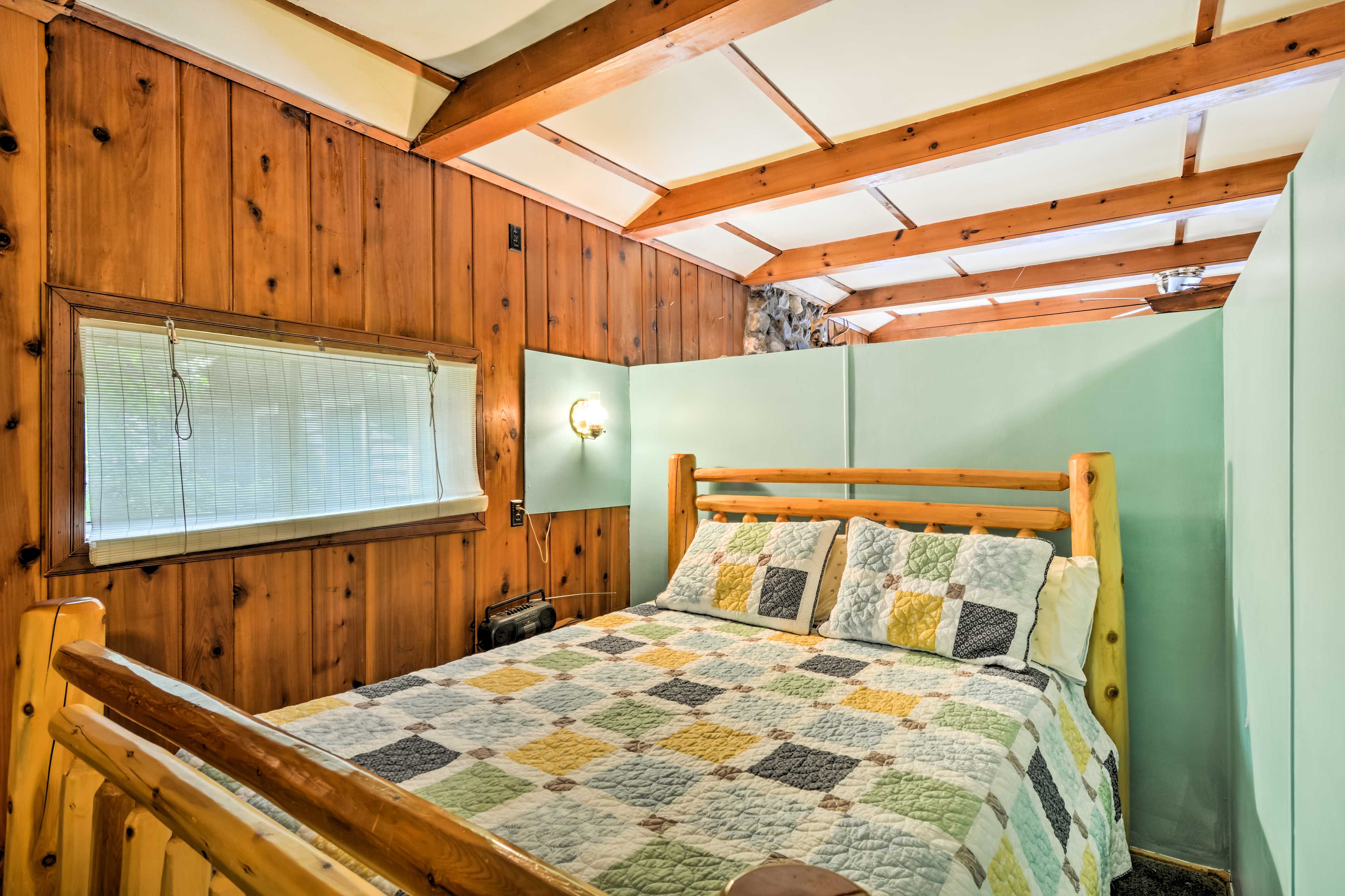 Bedroom | Queen Bed