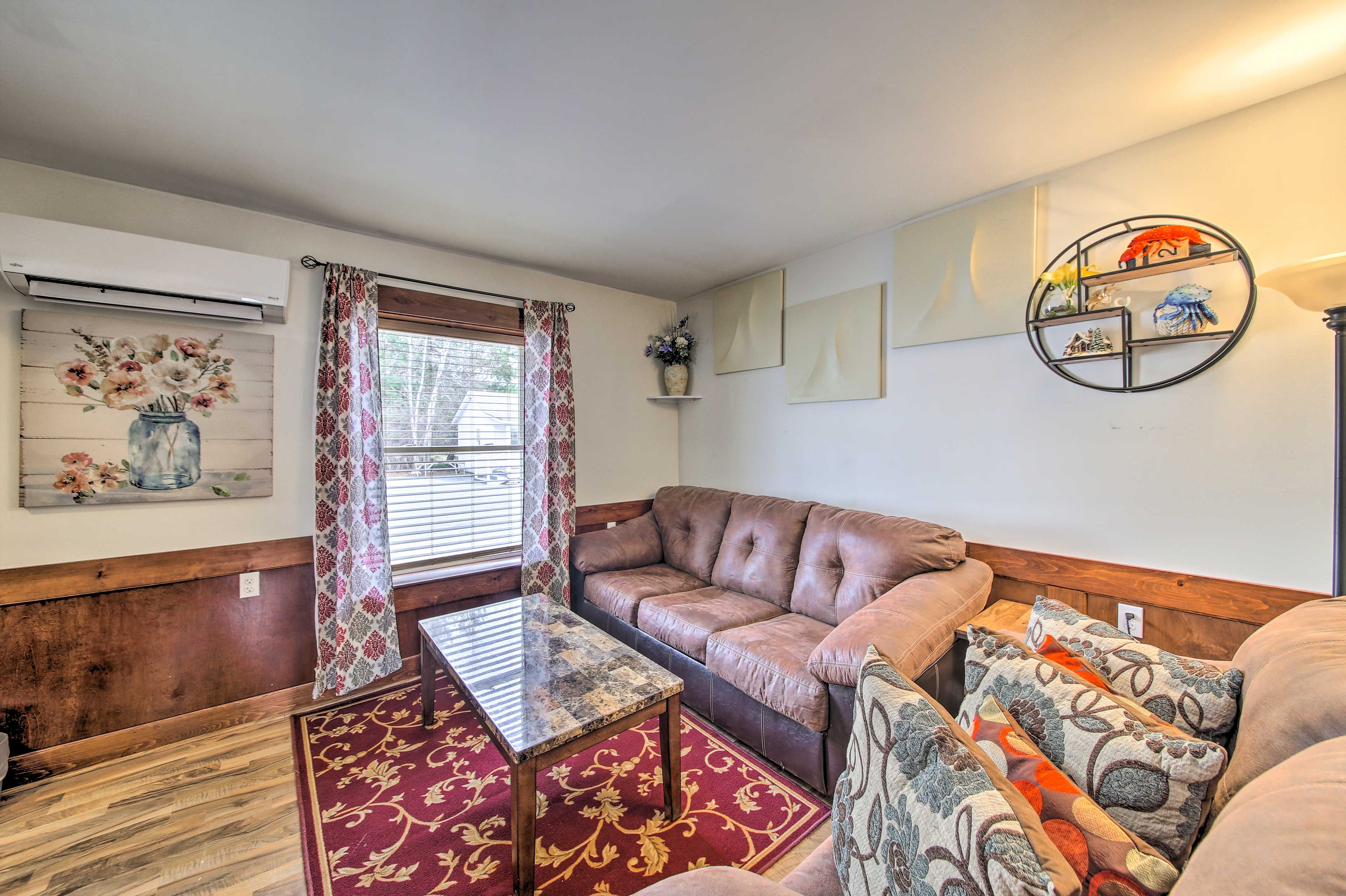 Living Room | Cable TV | Free WiFi