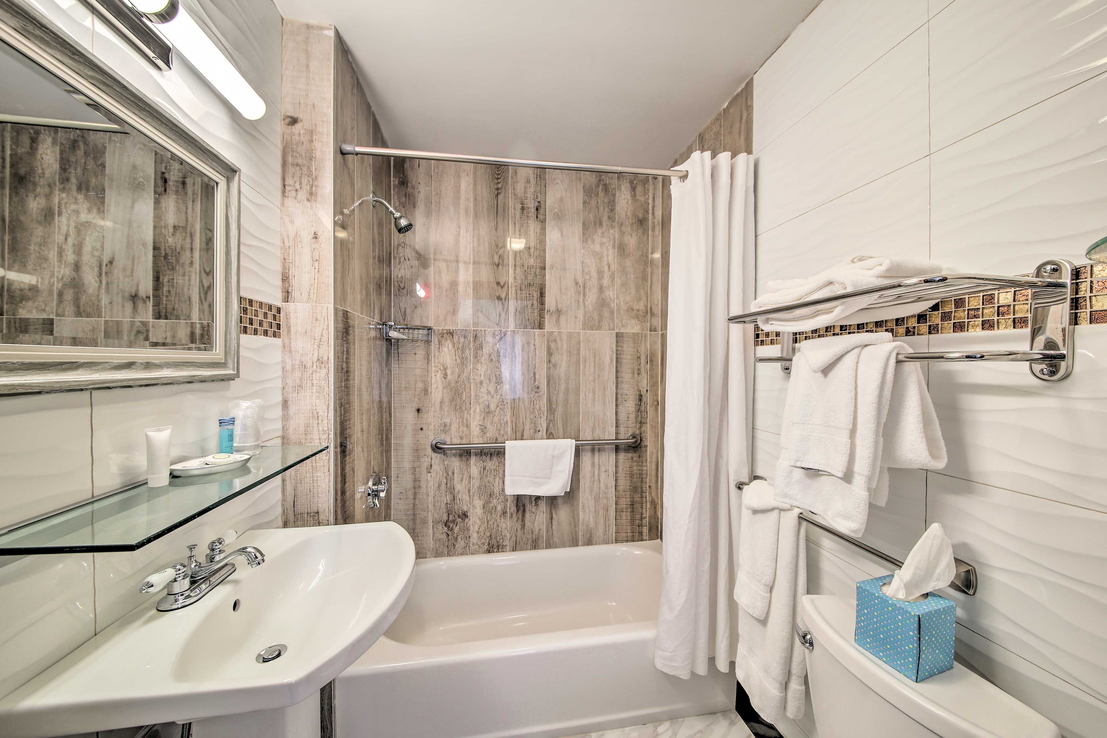 Full Bathroom | Towels & Toiletries Provided