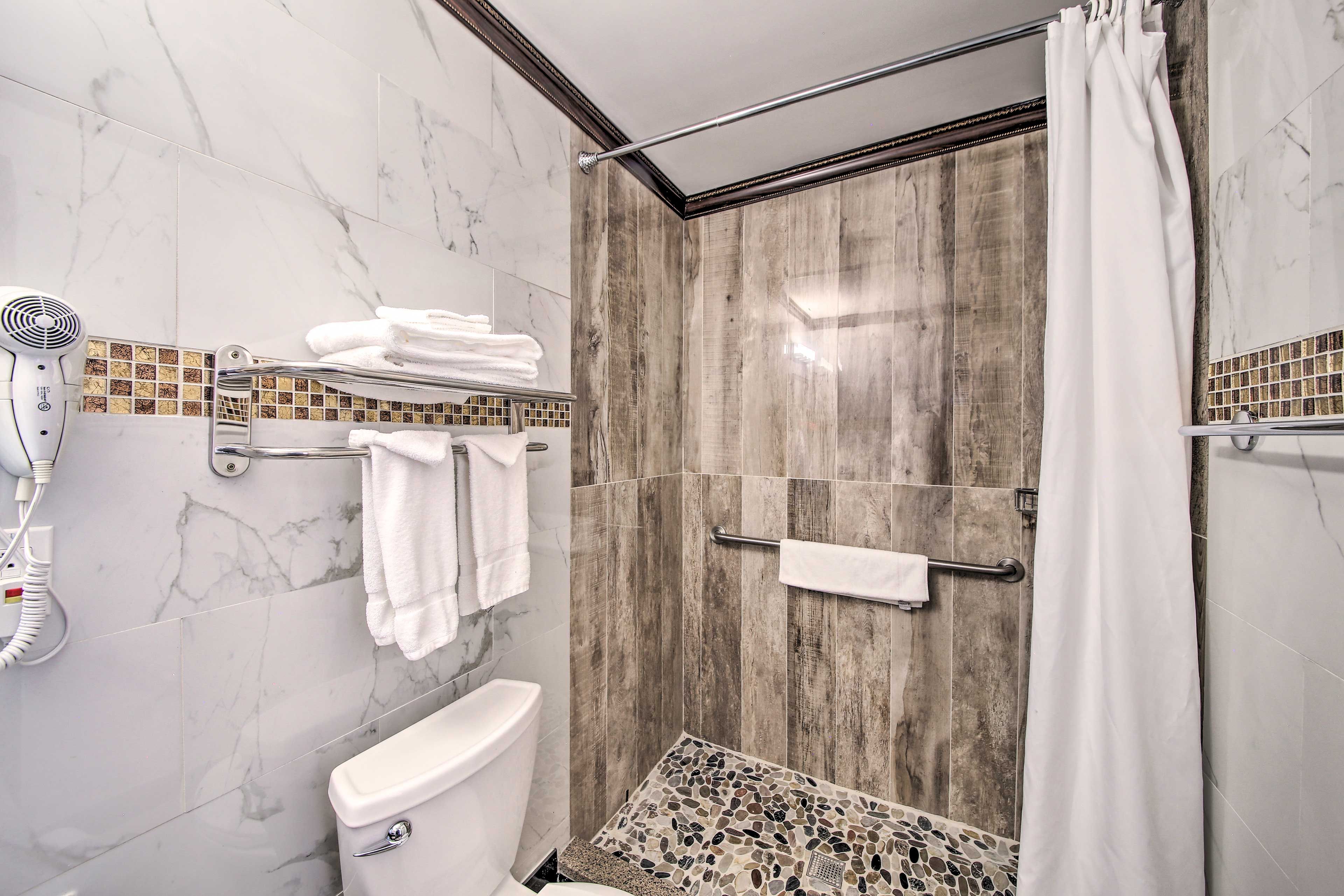 Full Bathroom | Towels & Toiletries Provided