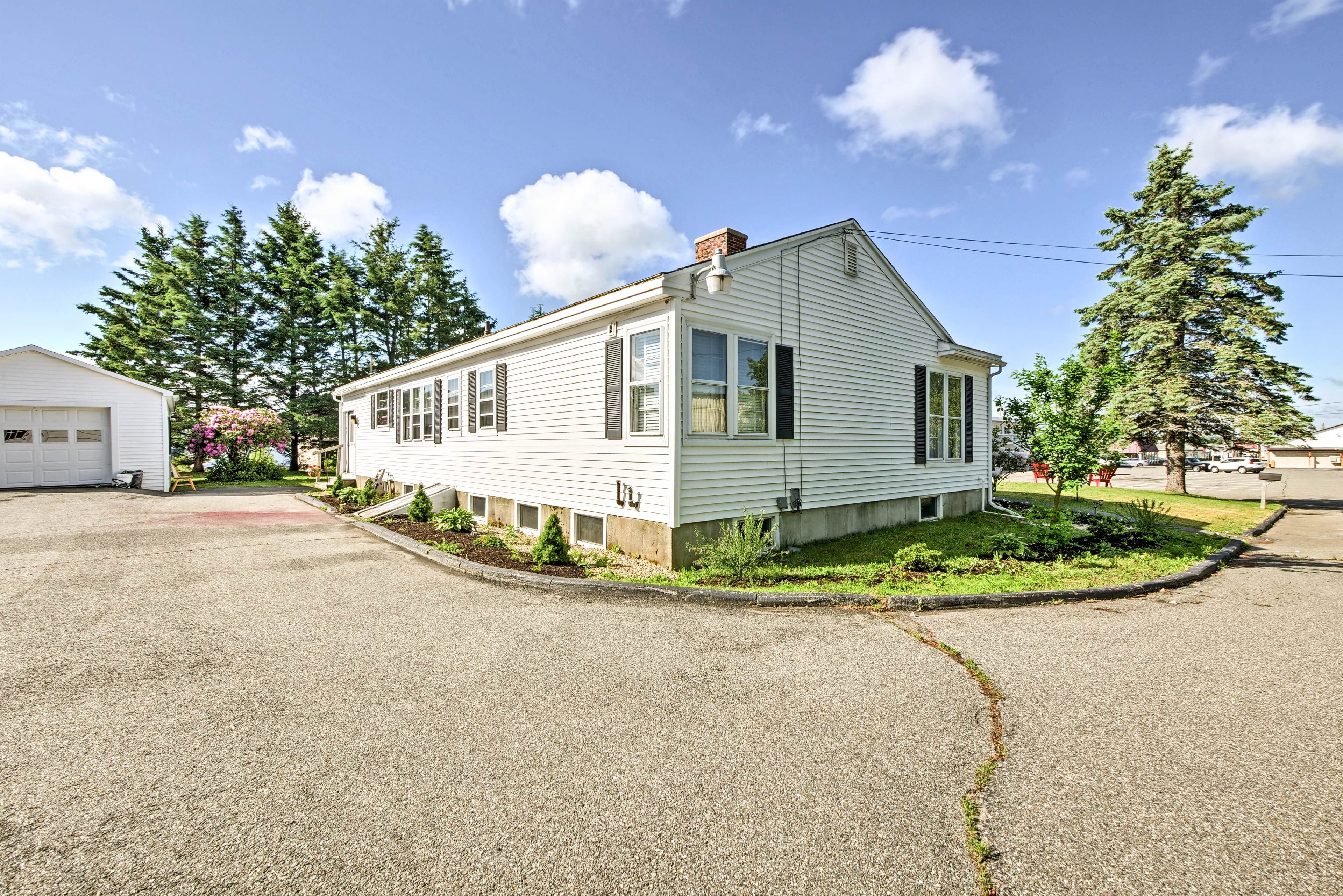 Home Exterior | Driveway Parking (6 Vehicles)