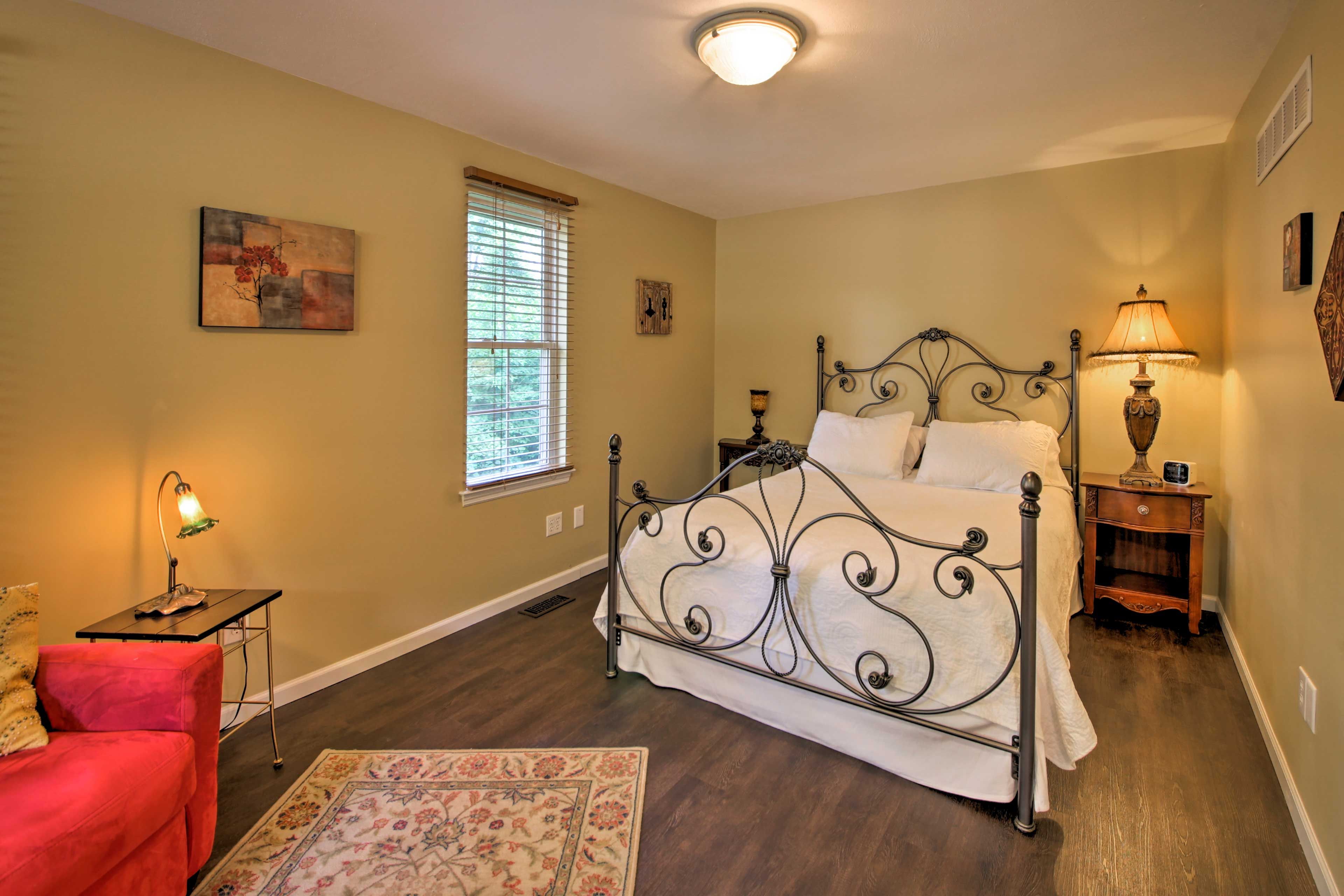 This bedroom is equipped with a queen bed.