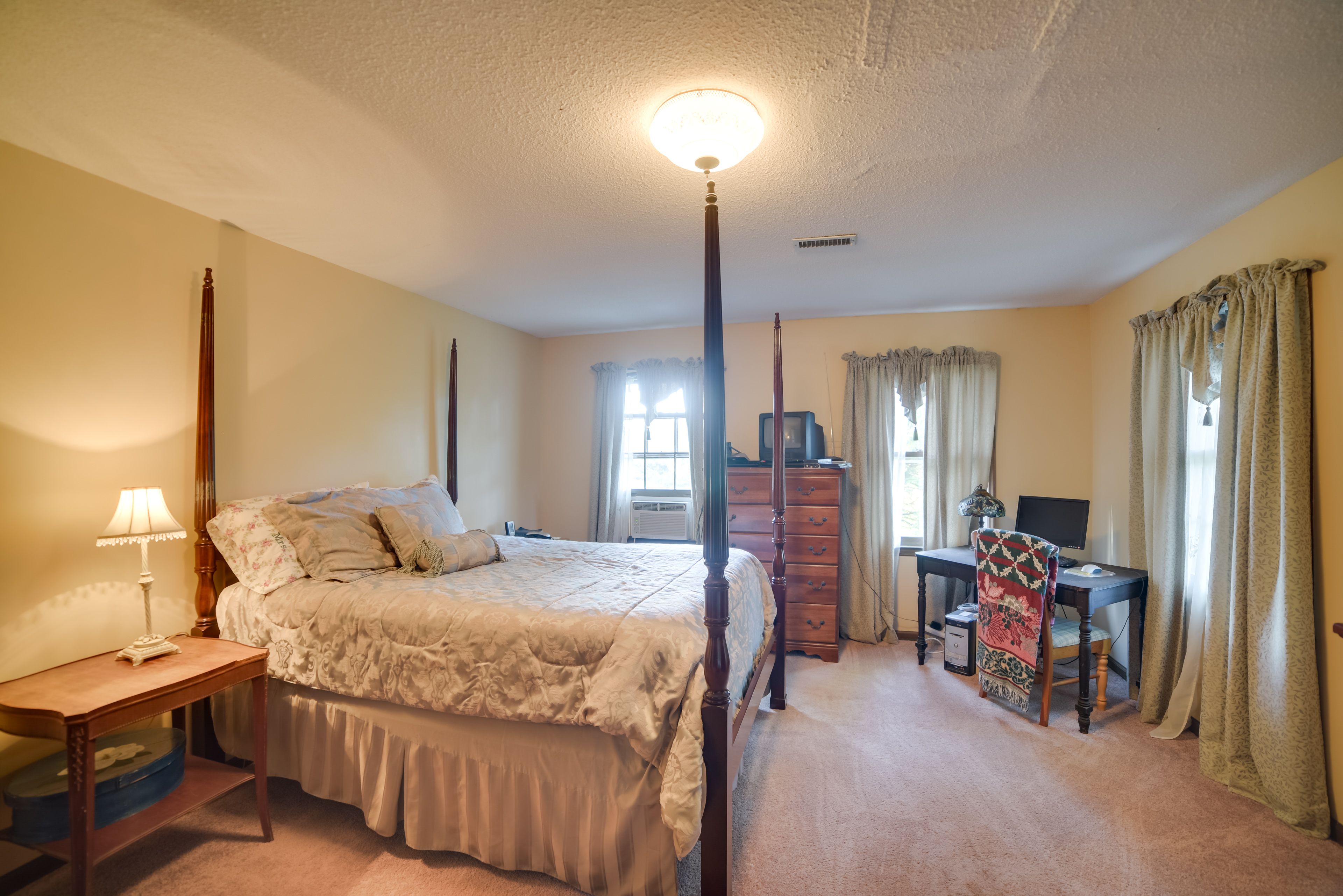 Bedroom 1 | Queen Bed | Twin Pullout Mattress | Linens Provided