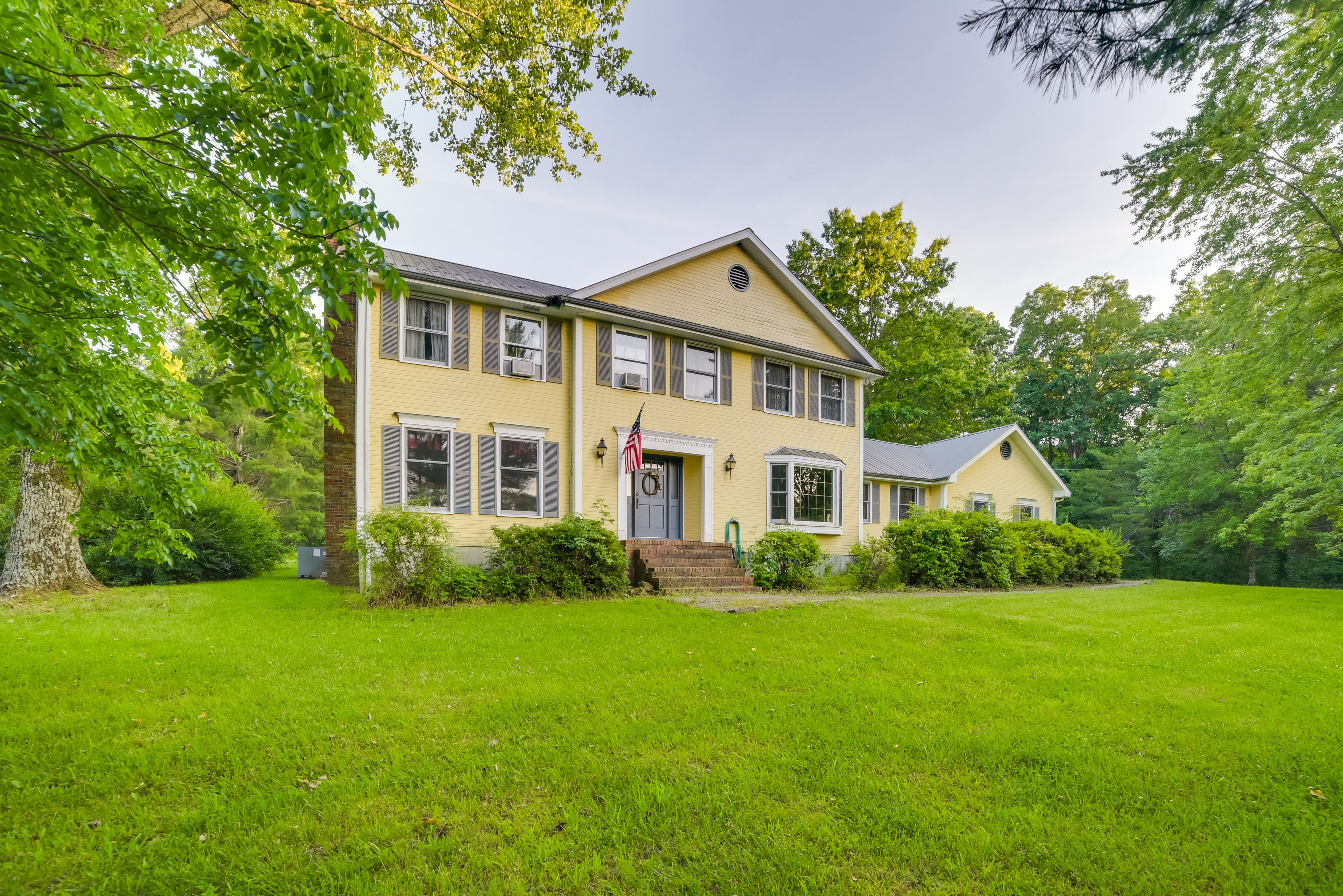 Parking | On-Site (20 Vehicles) | RV/Boat Parking Available