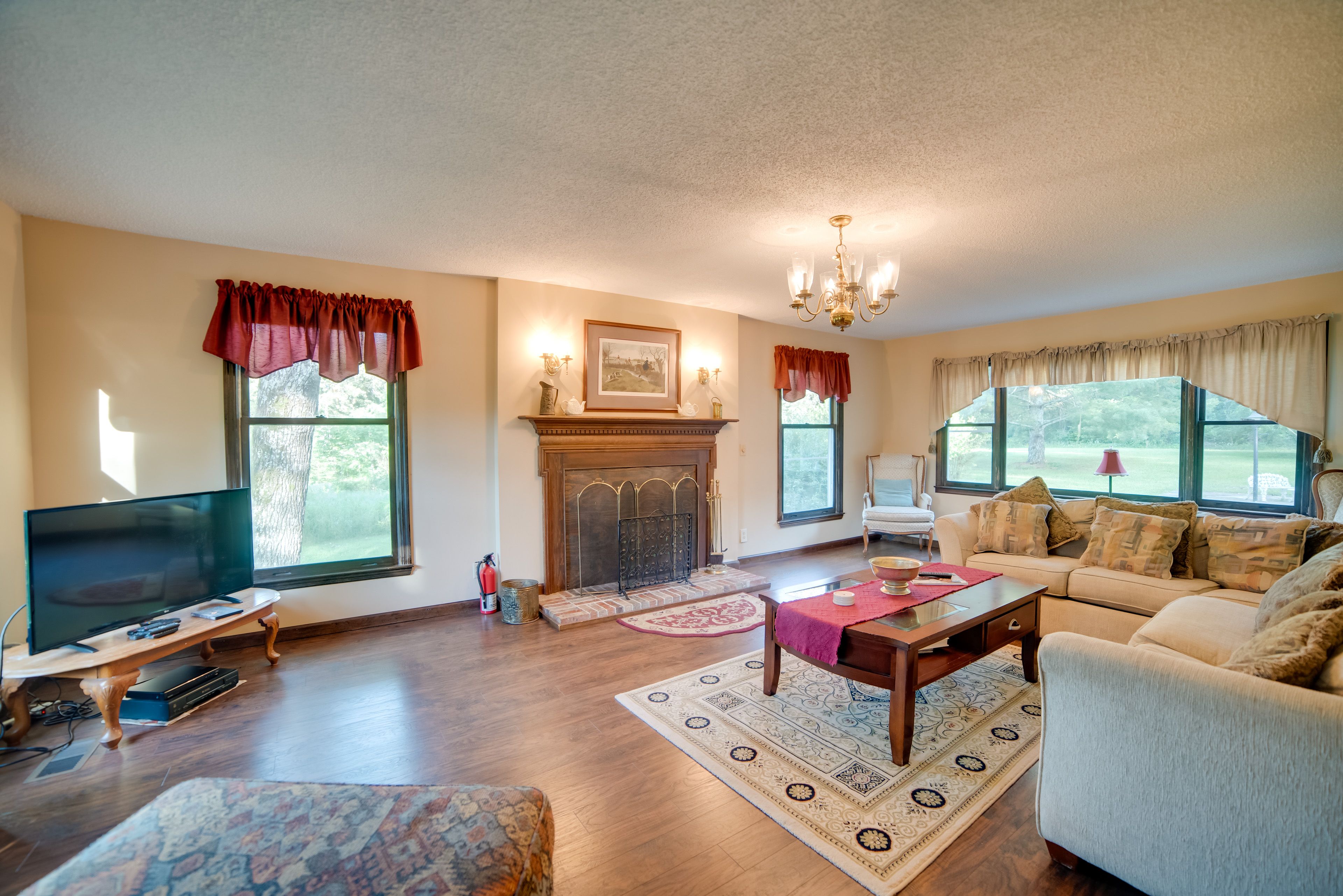 Living Room | Free WiFi | Cable TV | Central A/C & Heat | Queen Sleeper Sofa