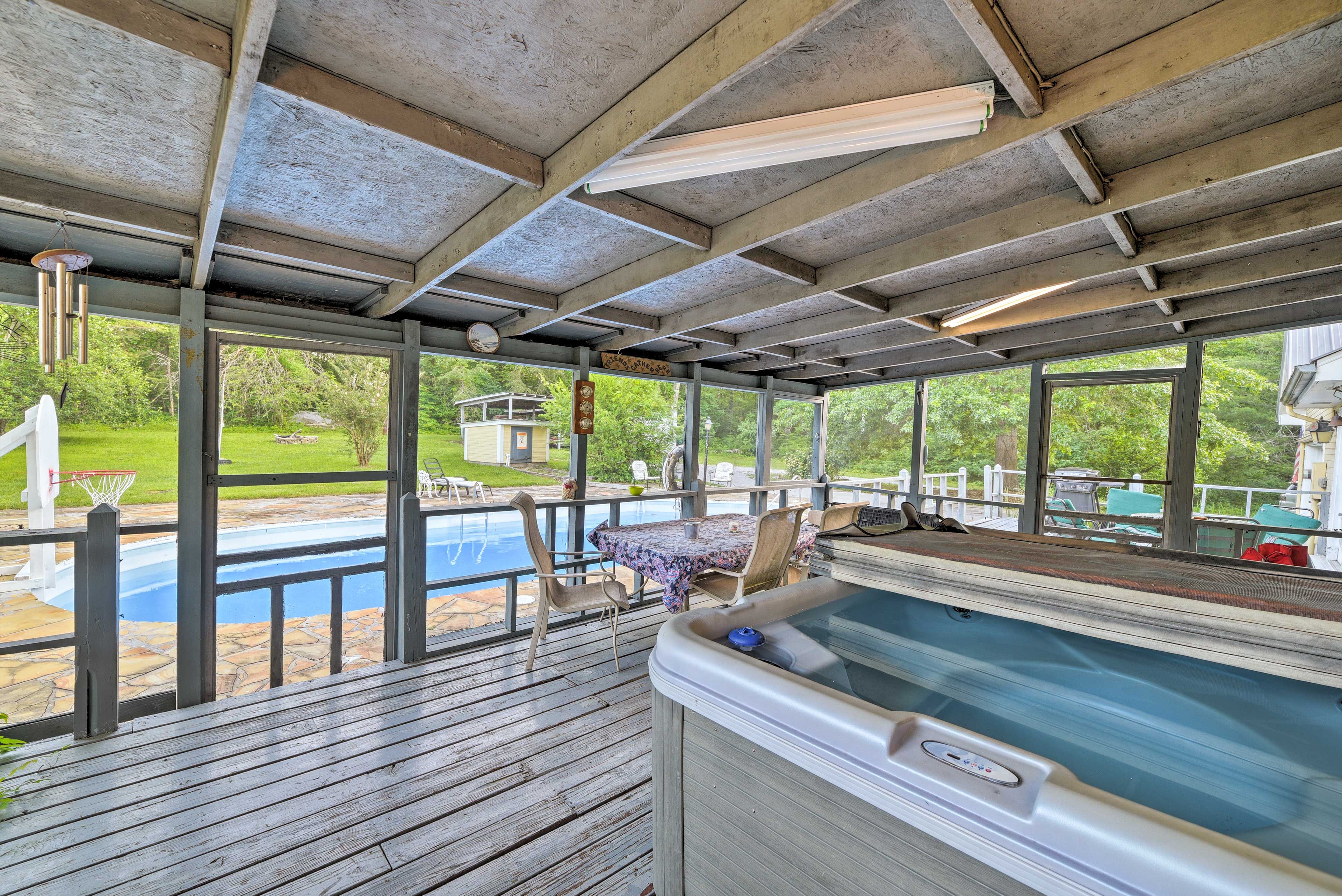 Screened Porch | 5 Exterior Security Cameras (Facing Out)
