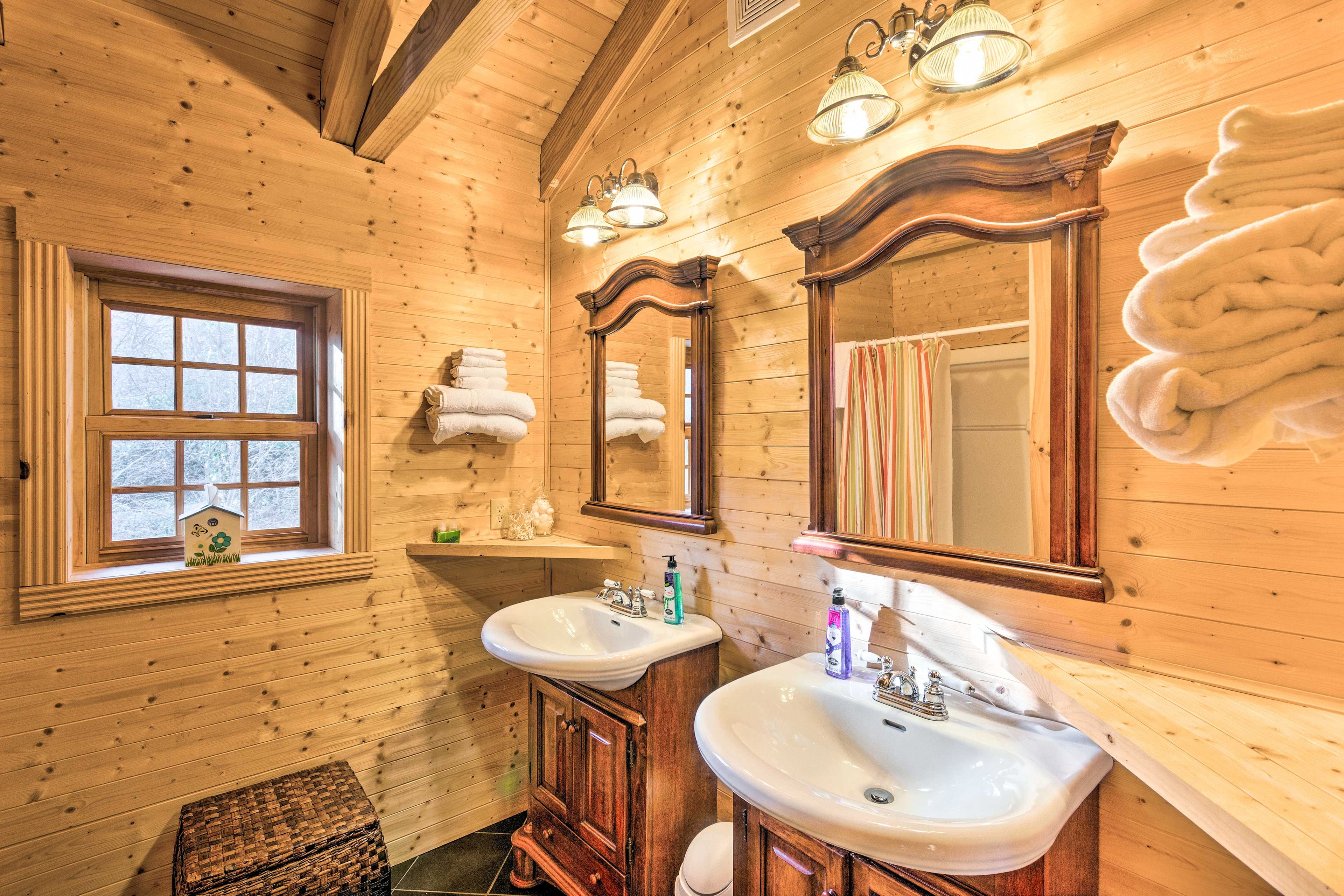 Full Bathroom | Towels Provided | 2nd Floor