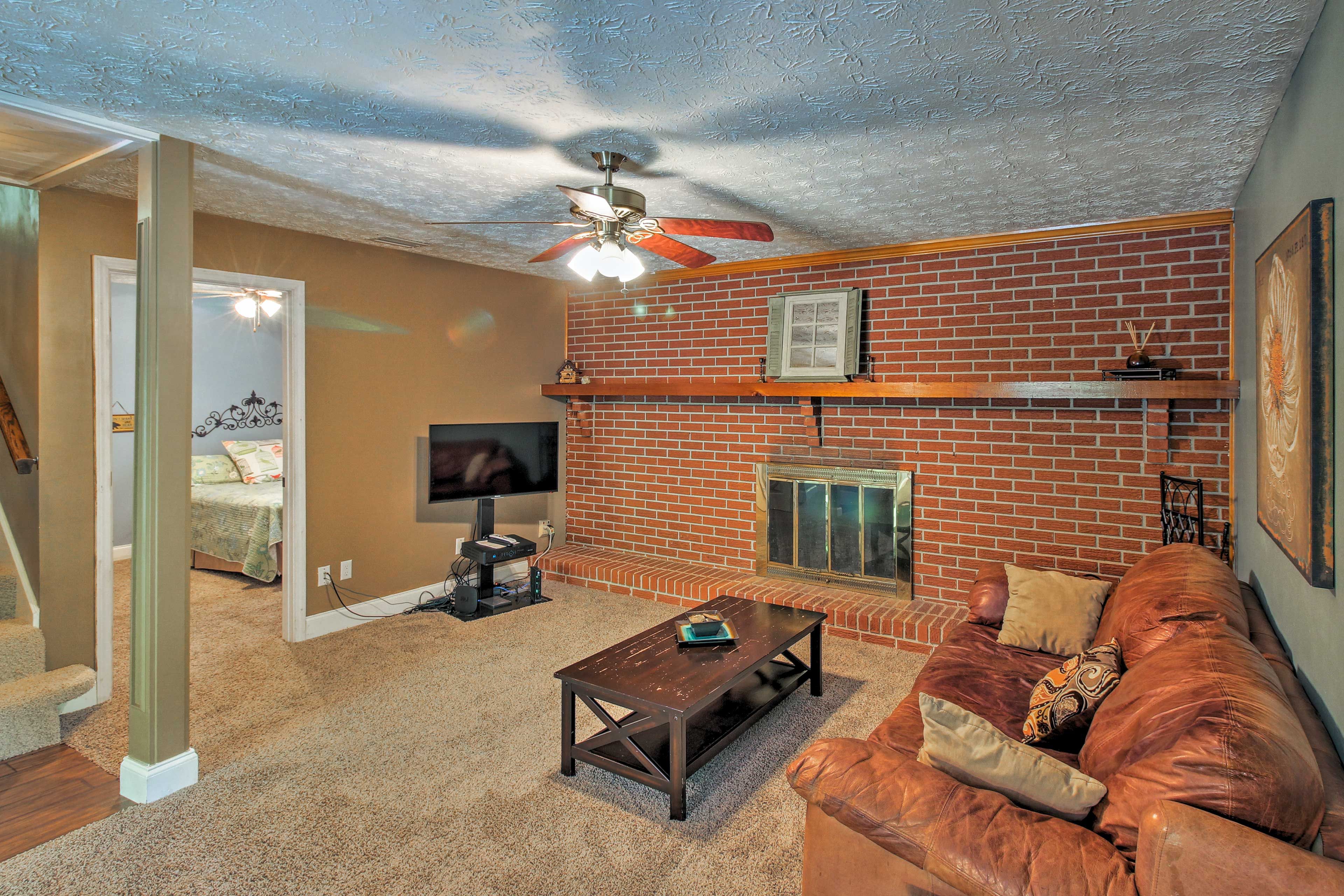 Living Room | Flat-Screen TV | Fireplace | Free WiFi | Central Air Conditioning