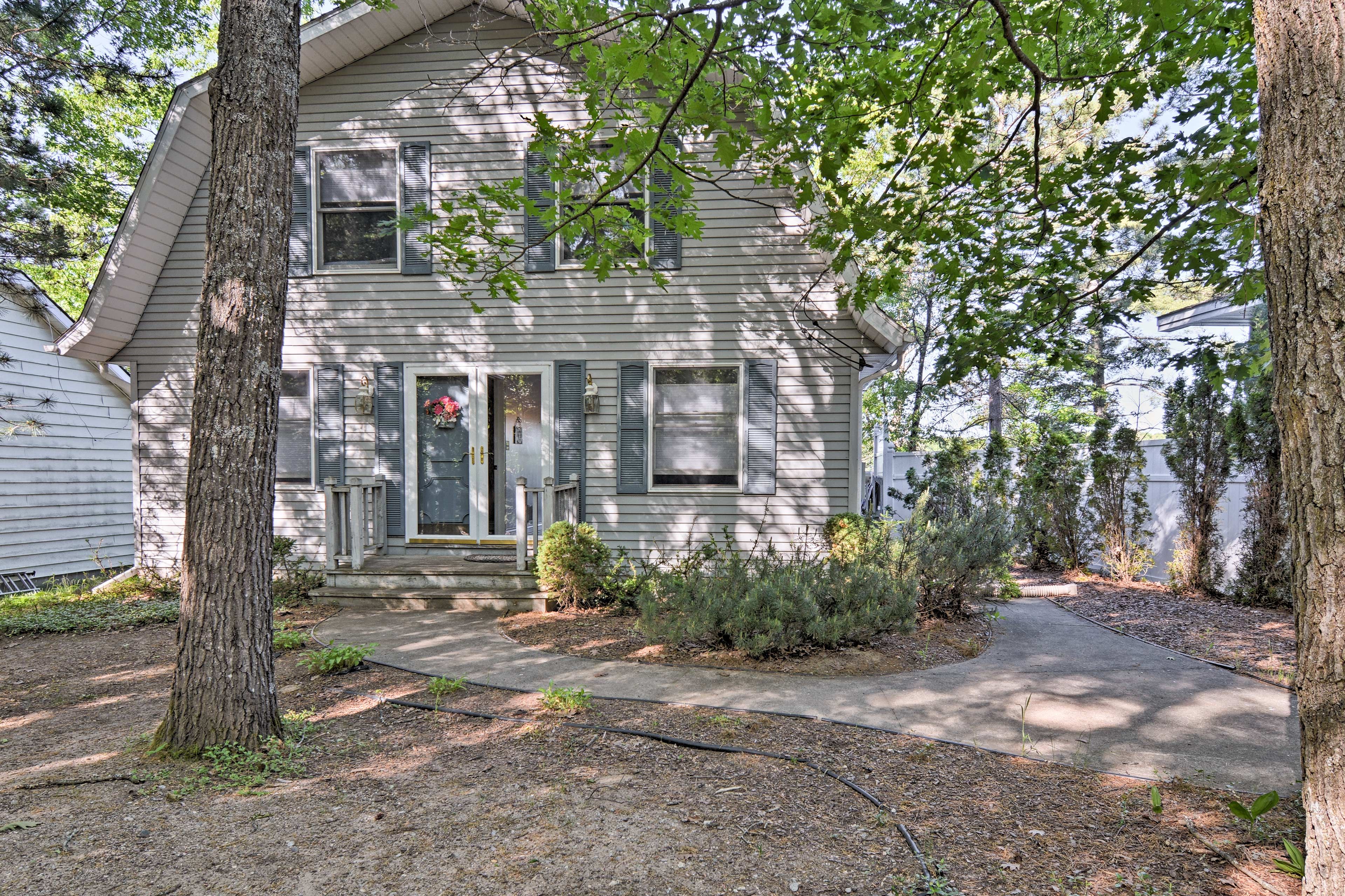 This vacation rental home is located on the shores of Little Bear Lake.