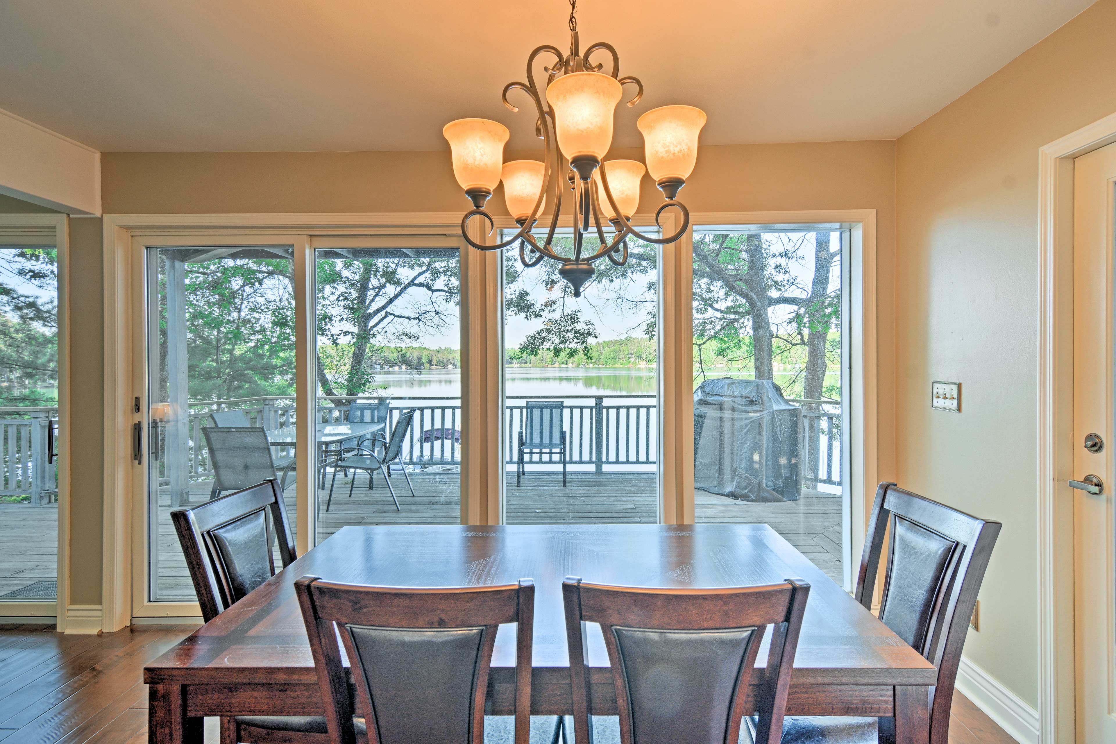 Enjoy your home-cooked meals with a view of the lake!