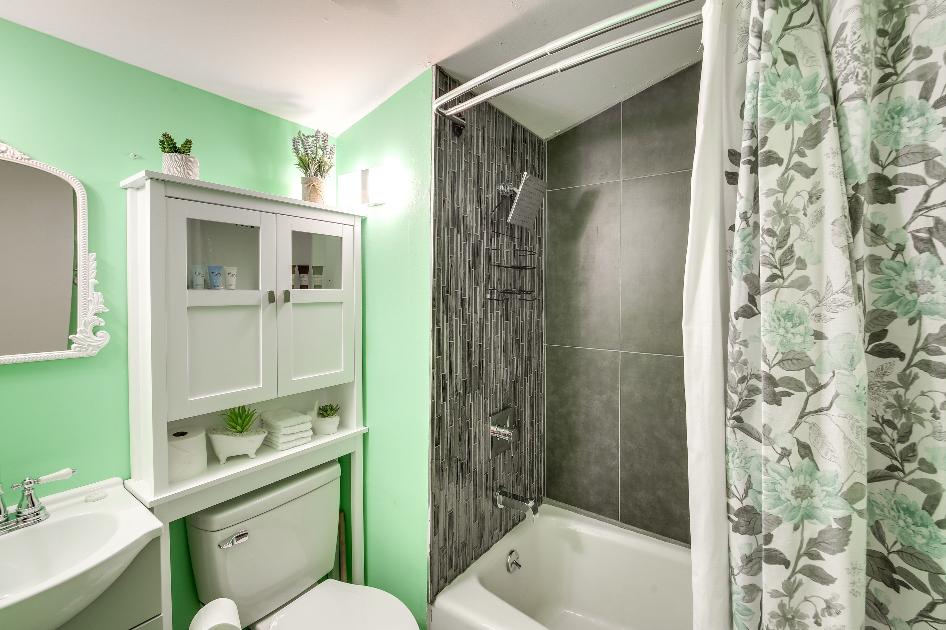 Full Bathroom | Shower | Complimentary Toiletries