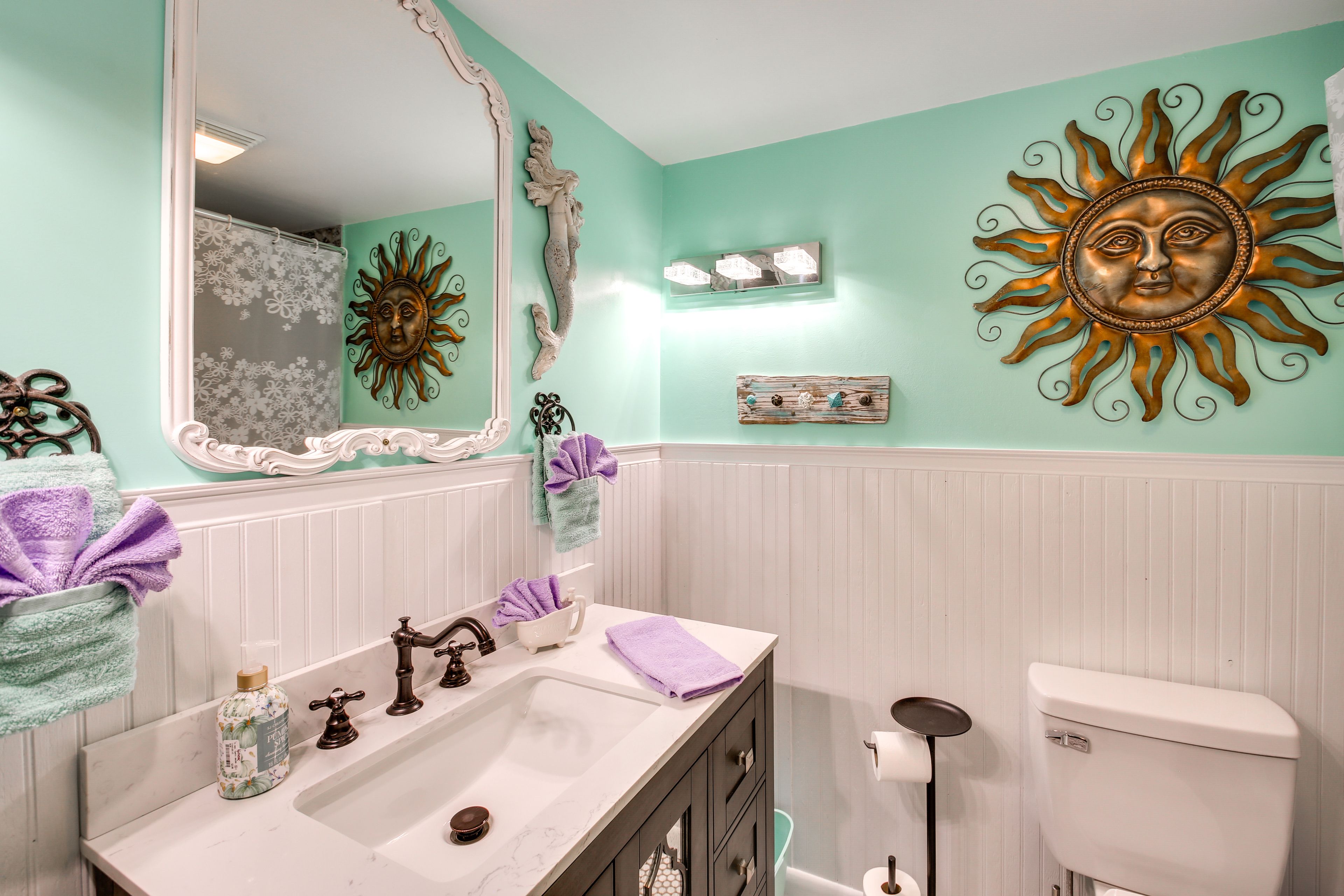 Full Bathroom | Towels Provided