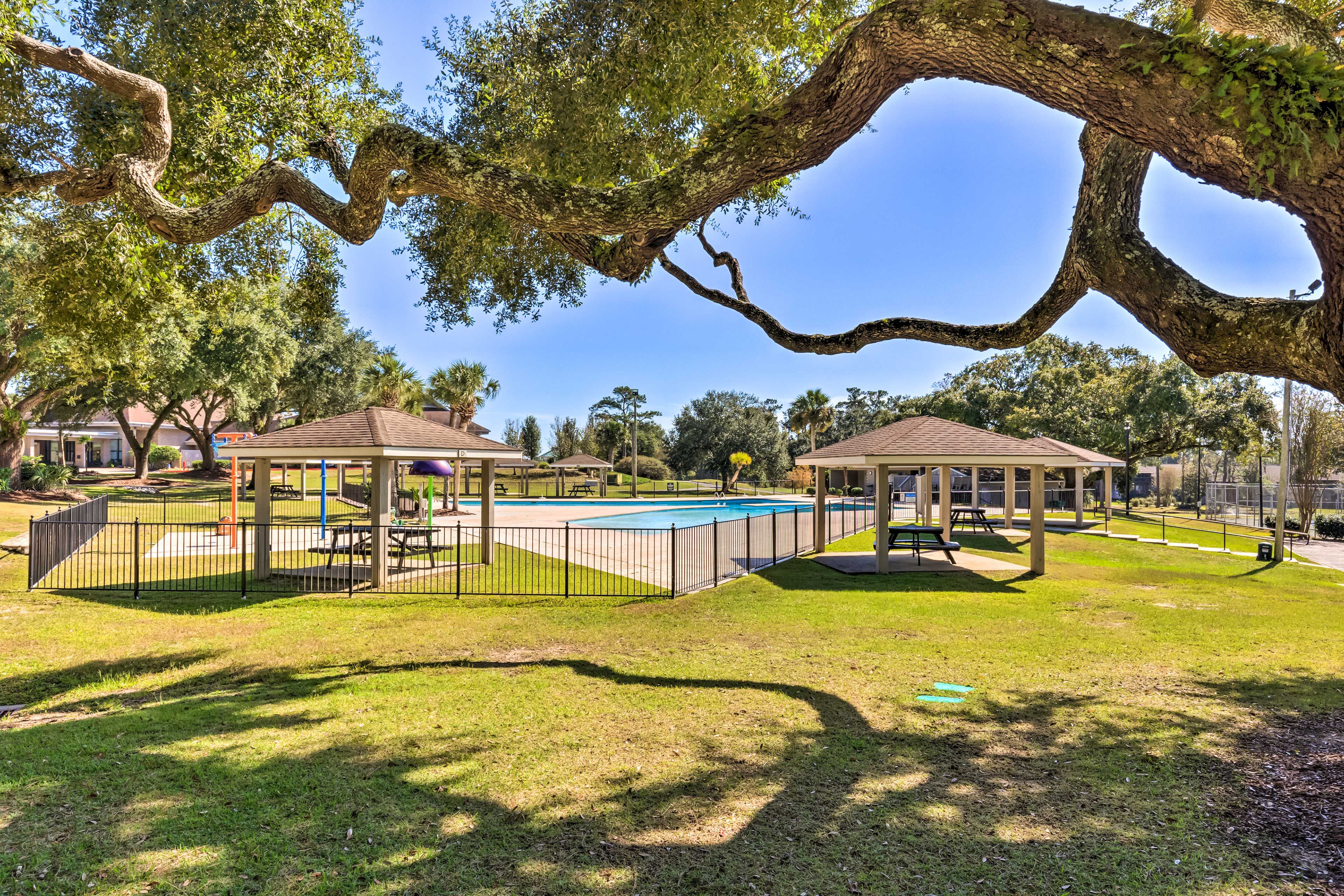 Community Amenities | Seasonal Outdoor Pool (Memorial Day-Labor Day)