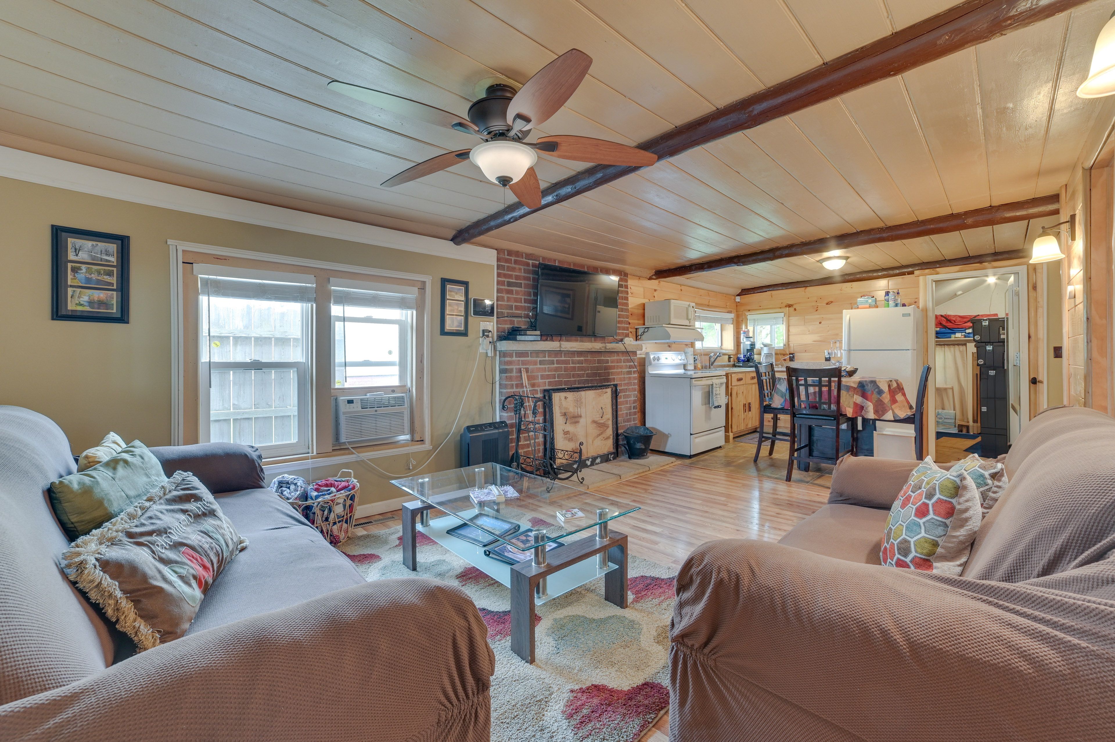 Living Room | Free WiFi | Central A/C