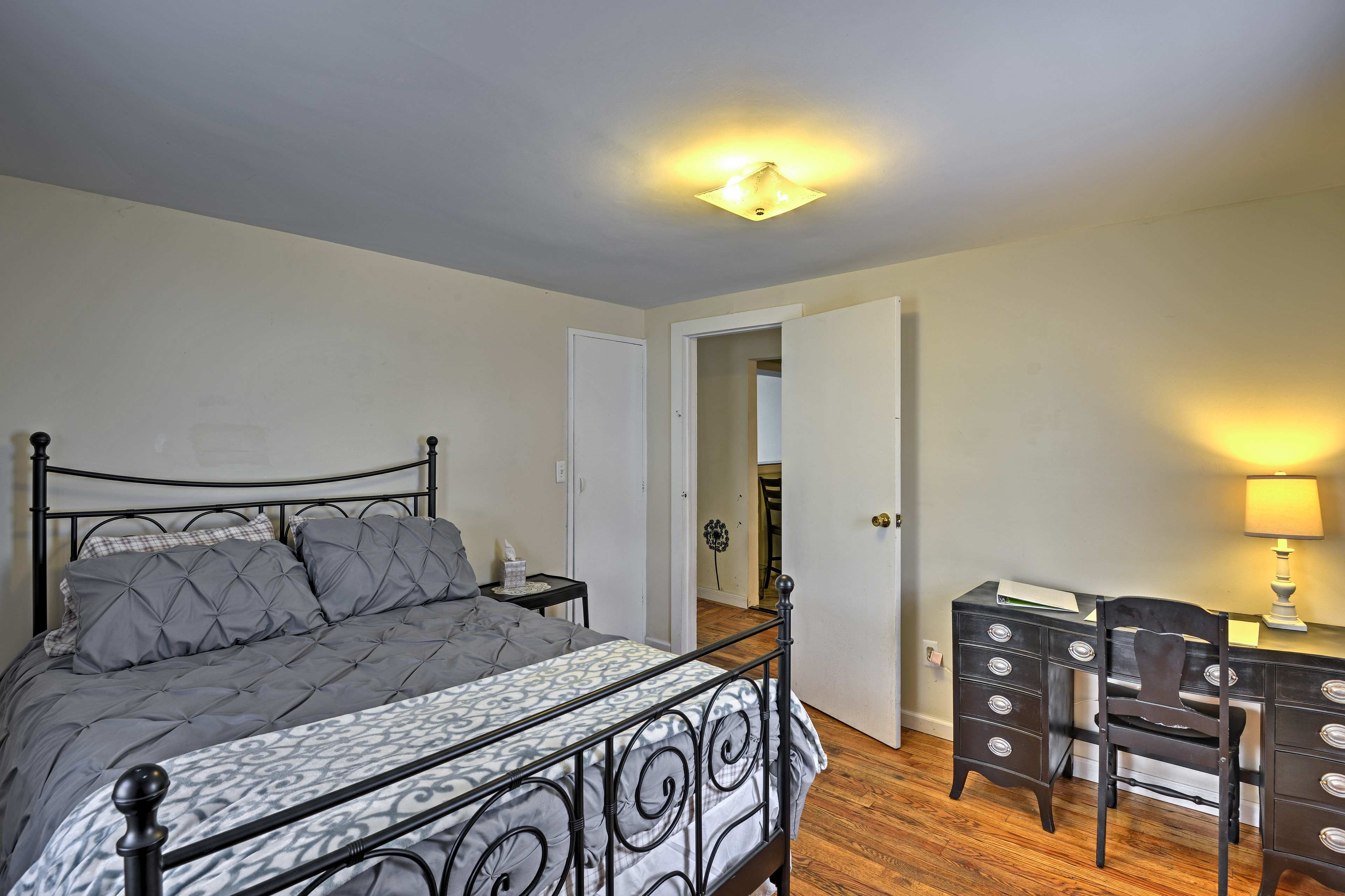 This room offers a queen bed.