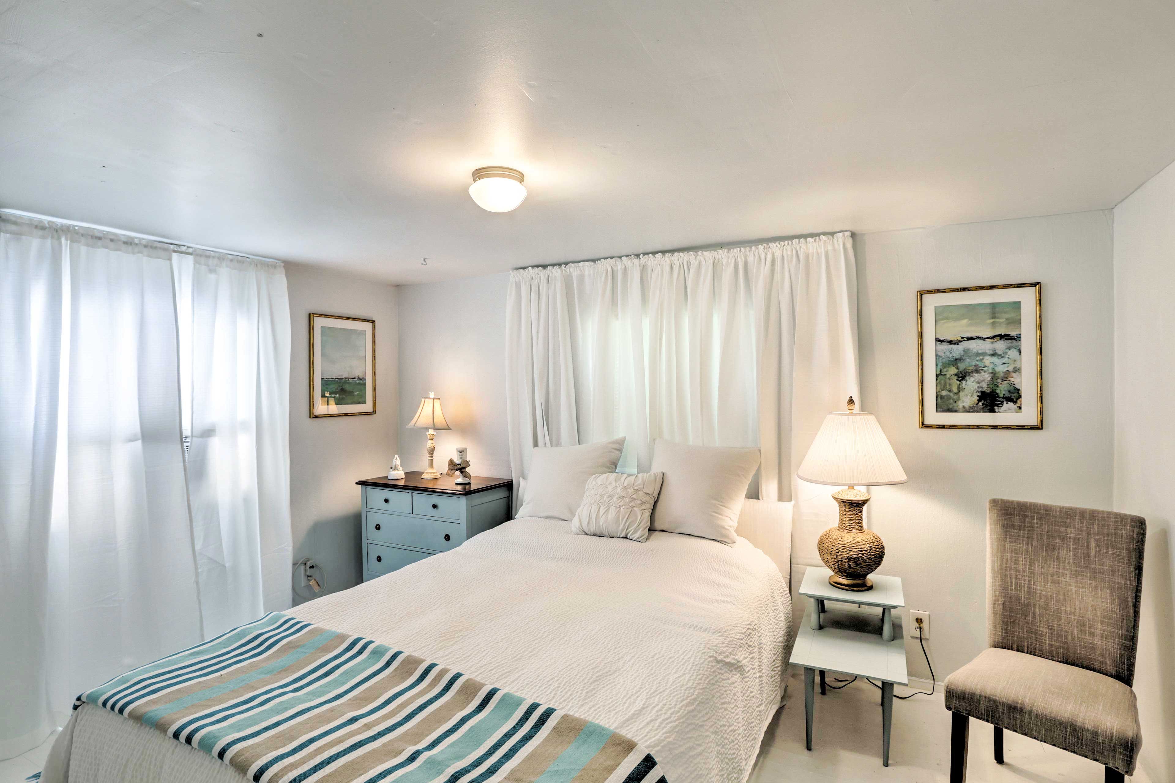 Bedroom 1 | Queen Bed | Washer & Dryer | Iron & Board | Laundry Detergent