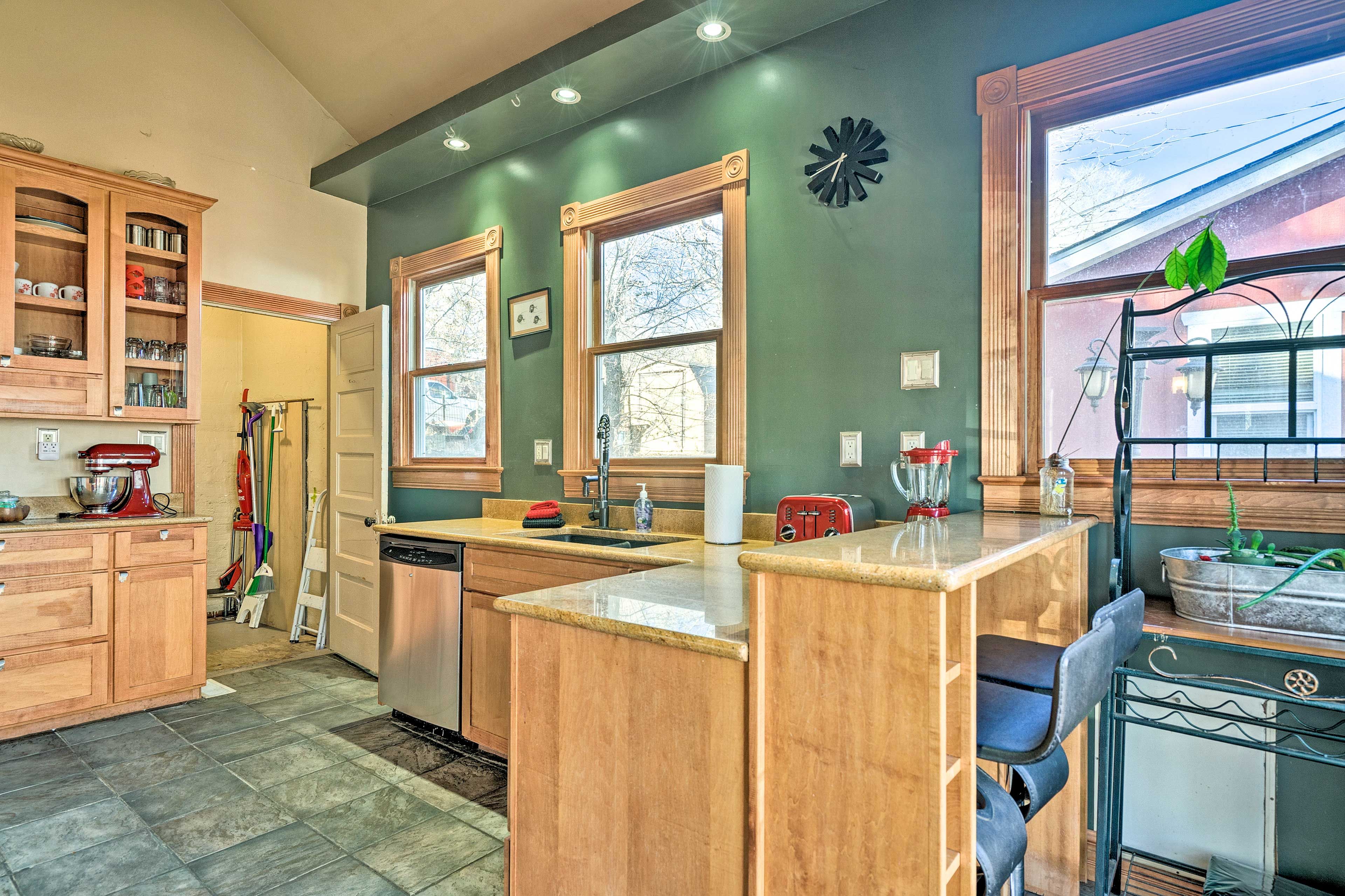Fully Equipped Kitchen | Stainless Steel Appliances | Ice Maker