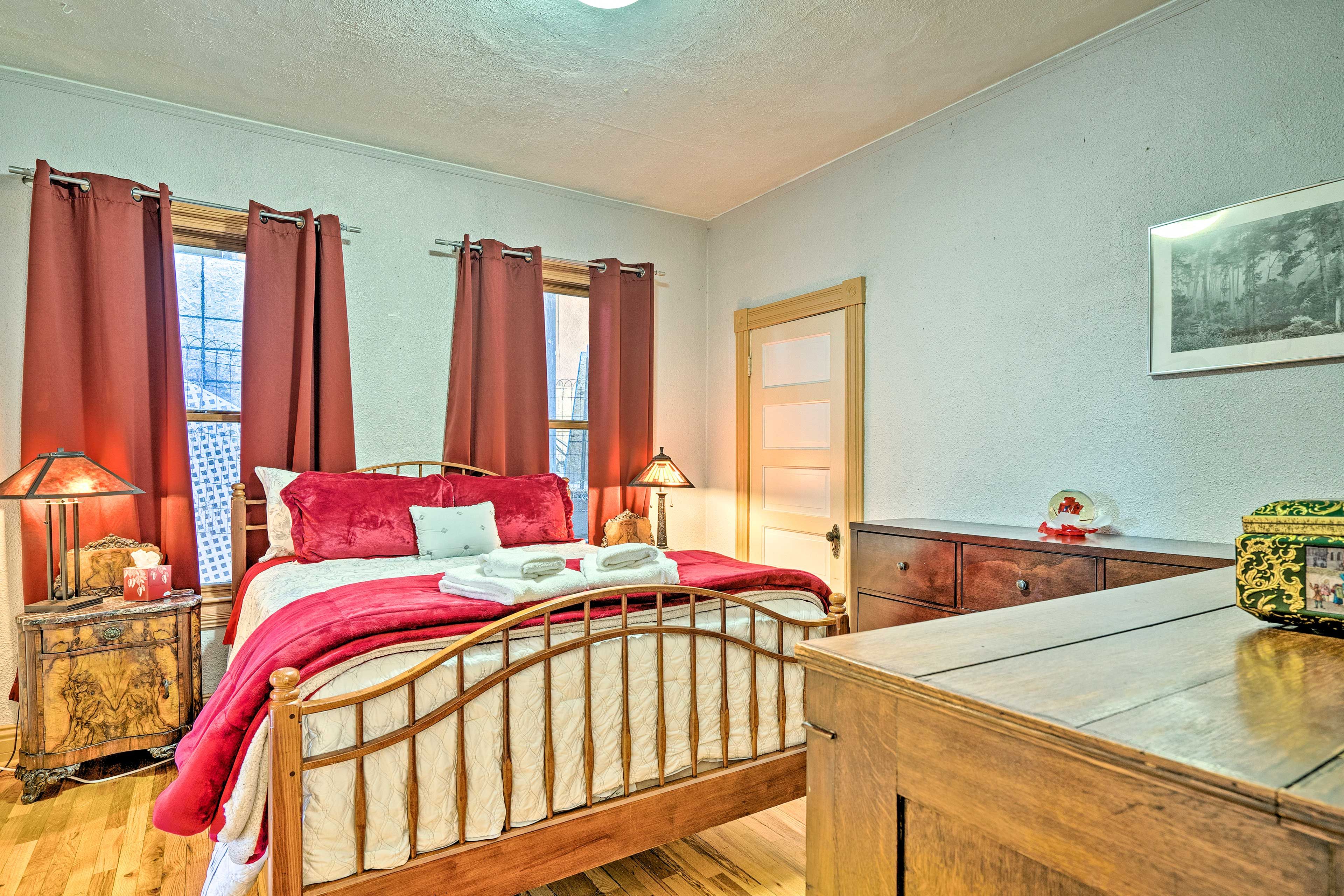 Bedroom 1 | Queen Bed | 1st Floor | Full Jack-n-Jill Bathroom