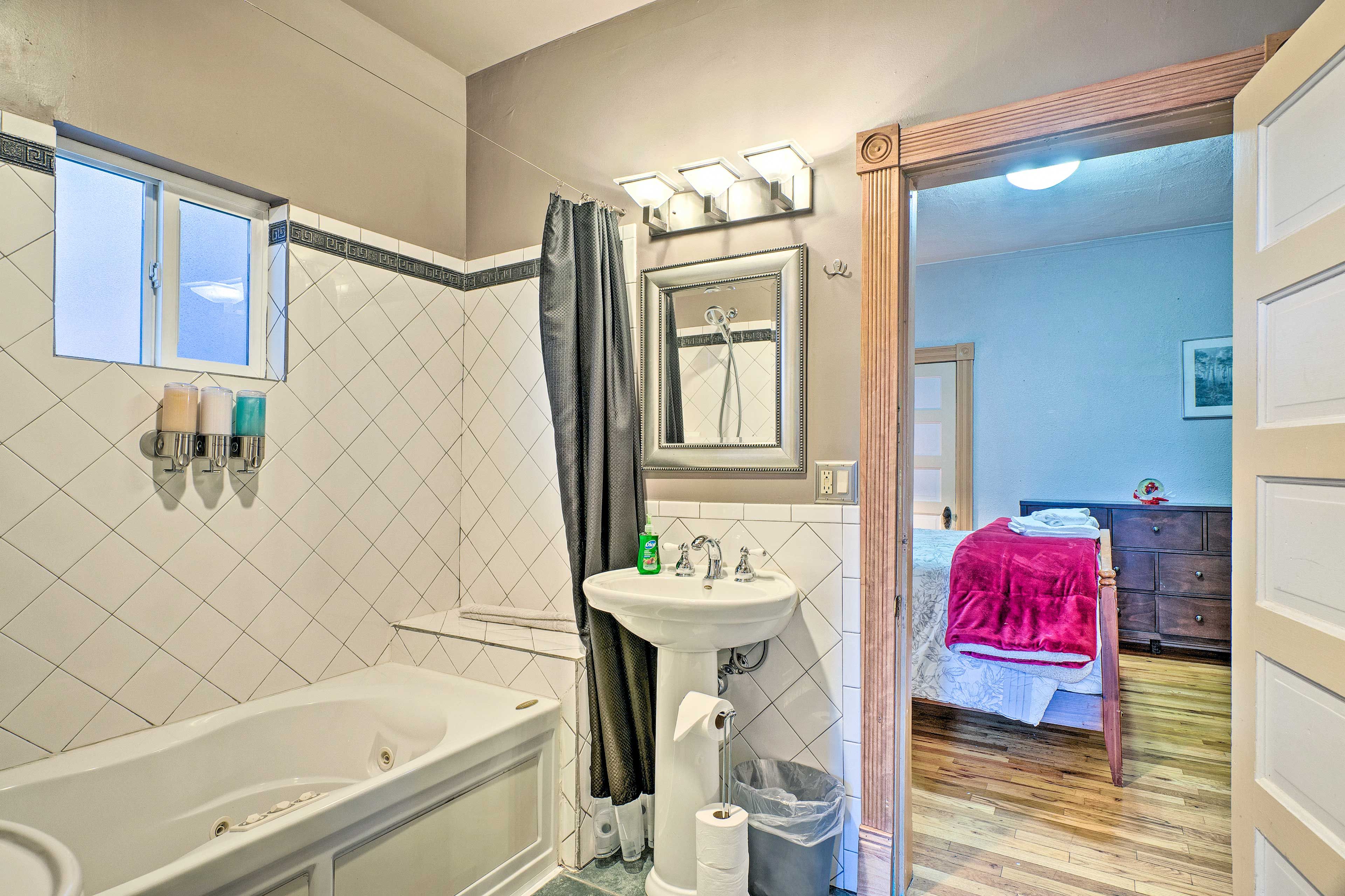 Full Jack-n-Jill Bathroom | Complimentary Toiletries