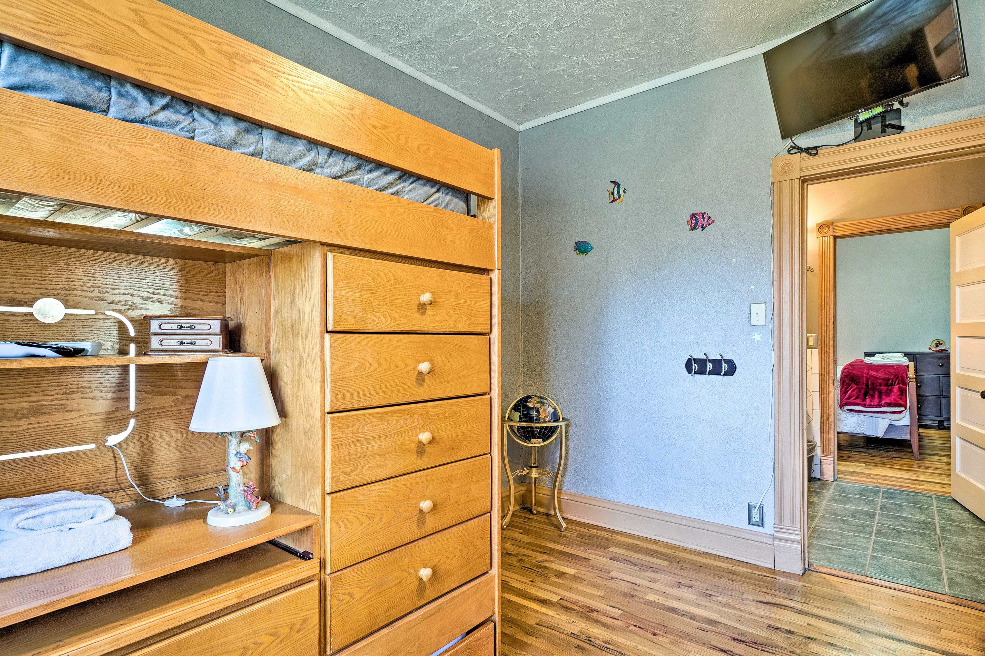 Bedroom 2 | Full Jack-n-Jill Bathroom | 32” Smart TV w/ Cable