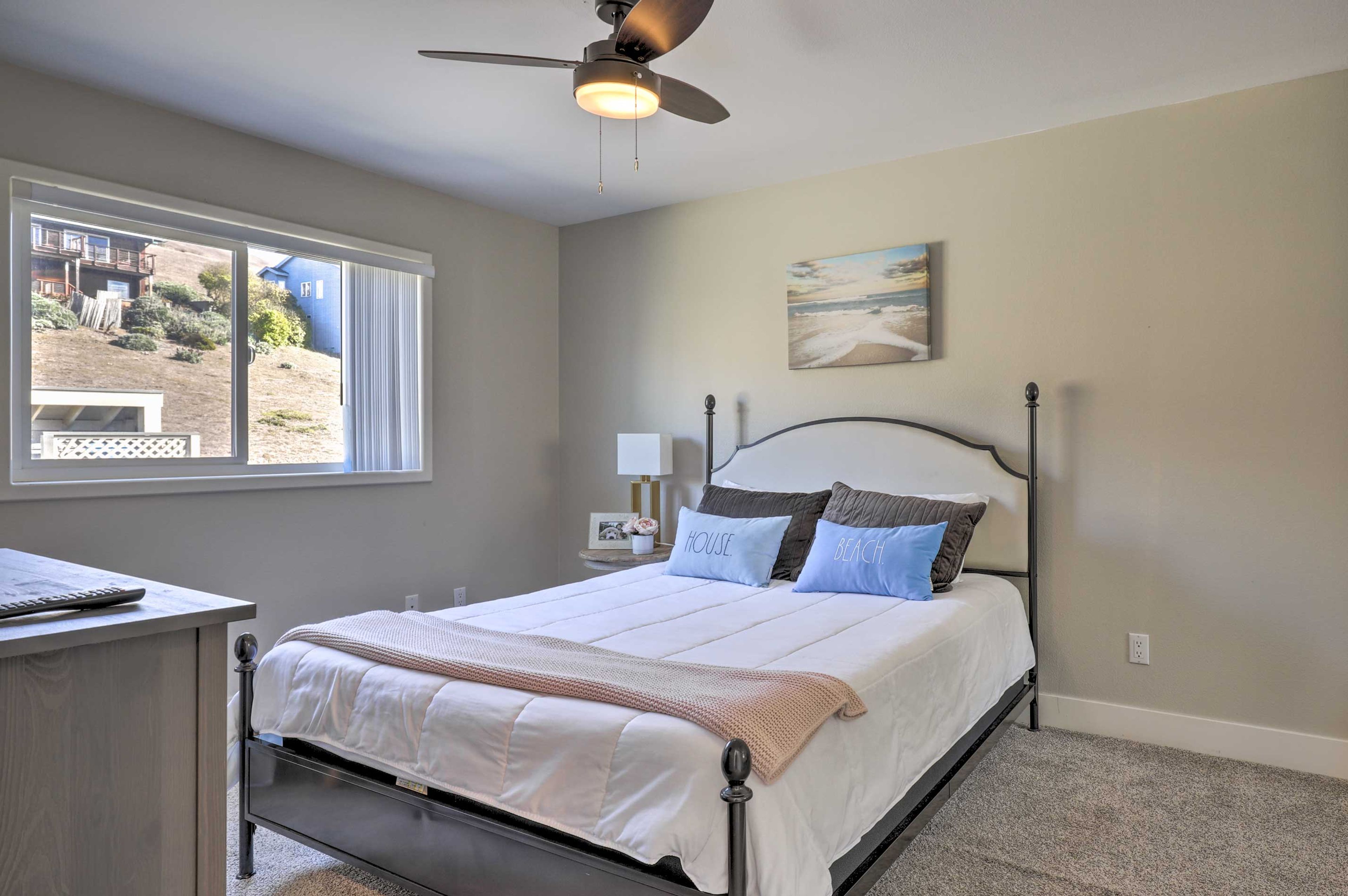 Bedroom 2 | Queen Bed| Smart TV | Linens Provided