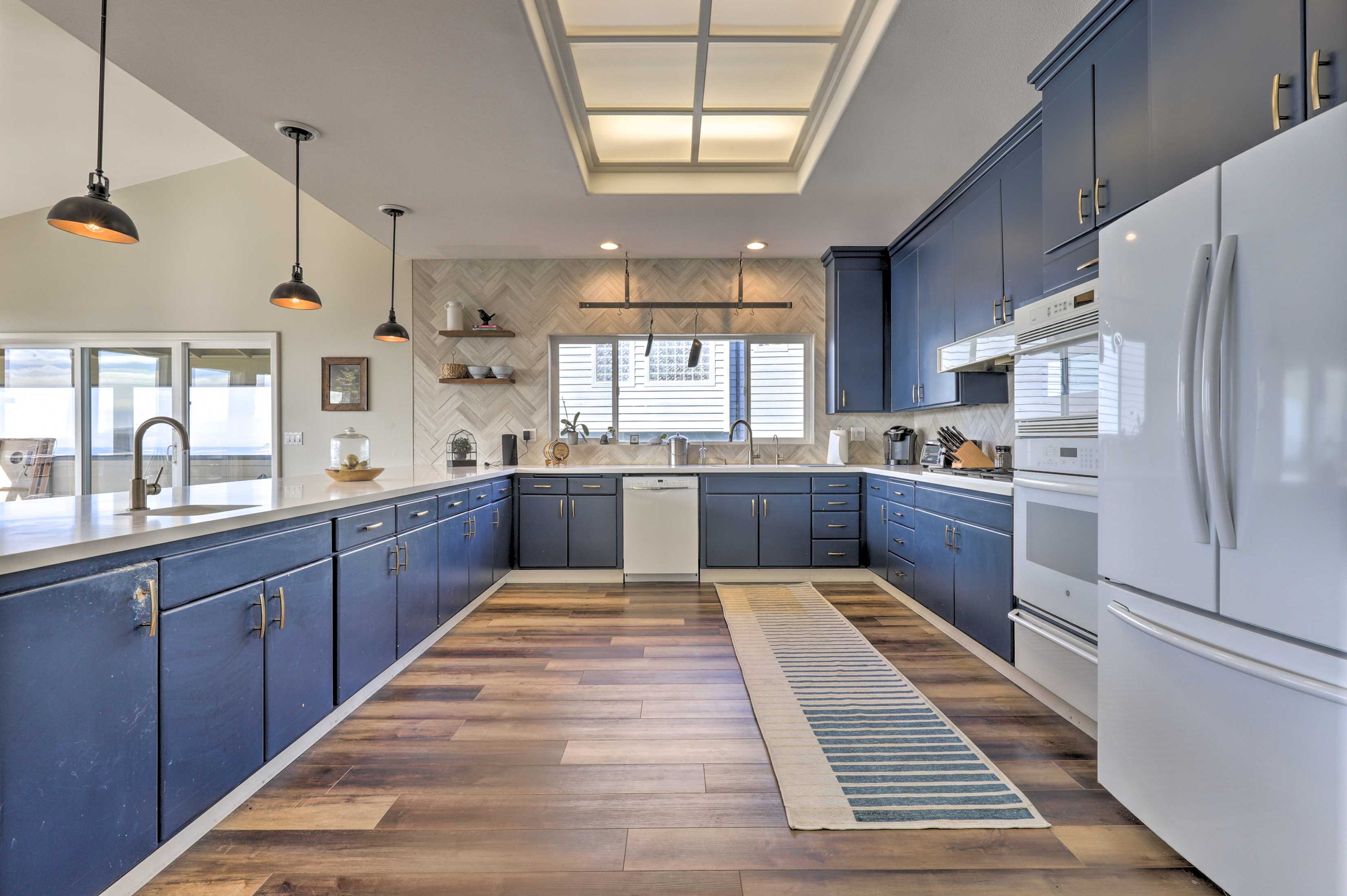 Fully Equipped Kitchen | Dishware & Silverware