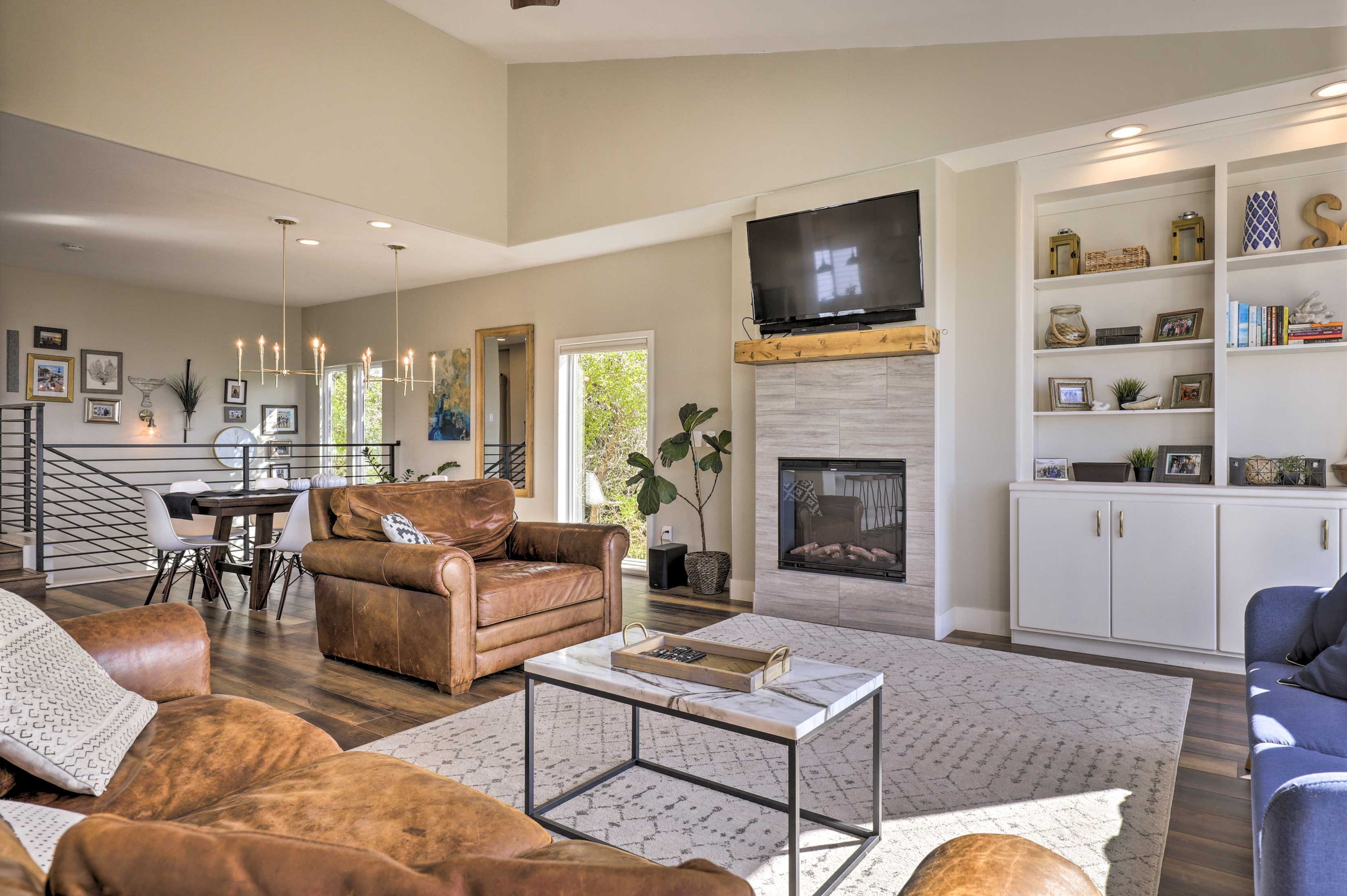 Great Room | Smart TV | Gas Fireplace