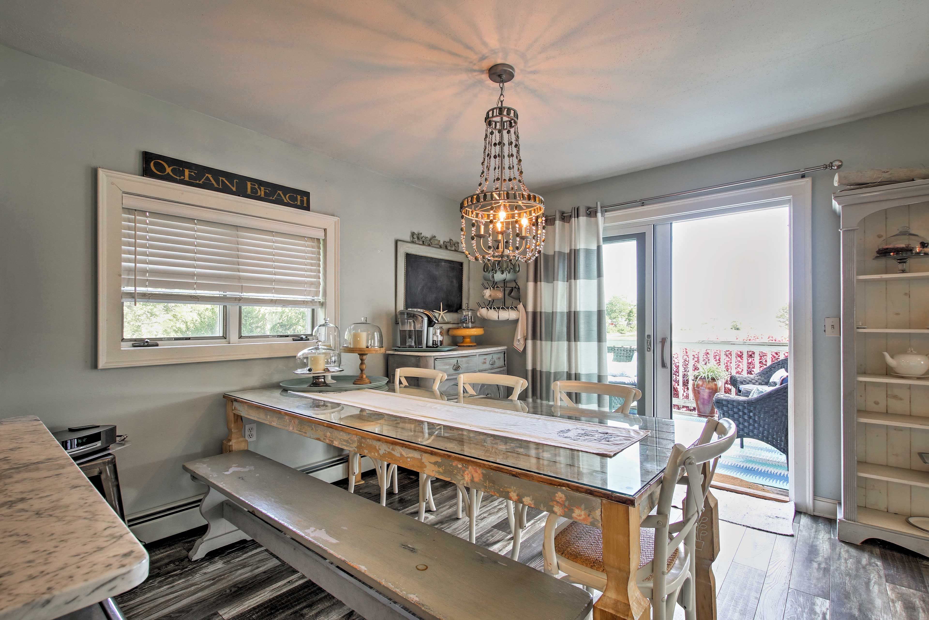 Dining Area | Dishware & Flatware Provided