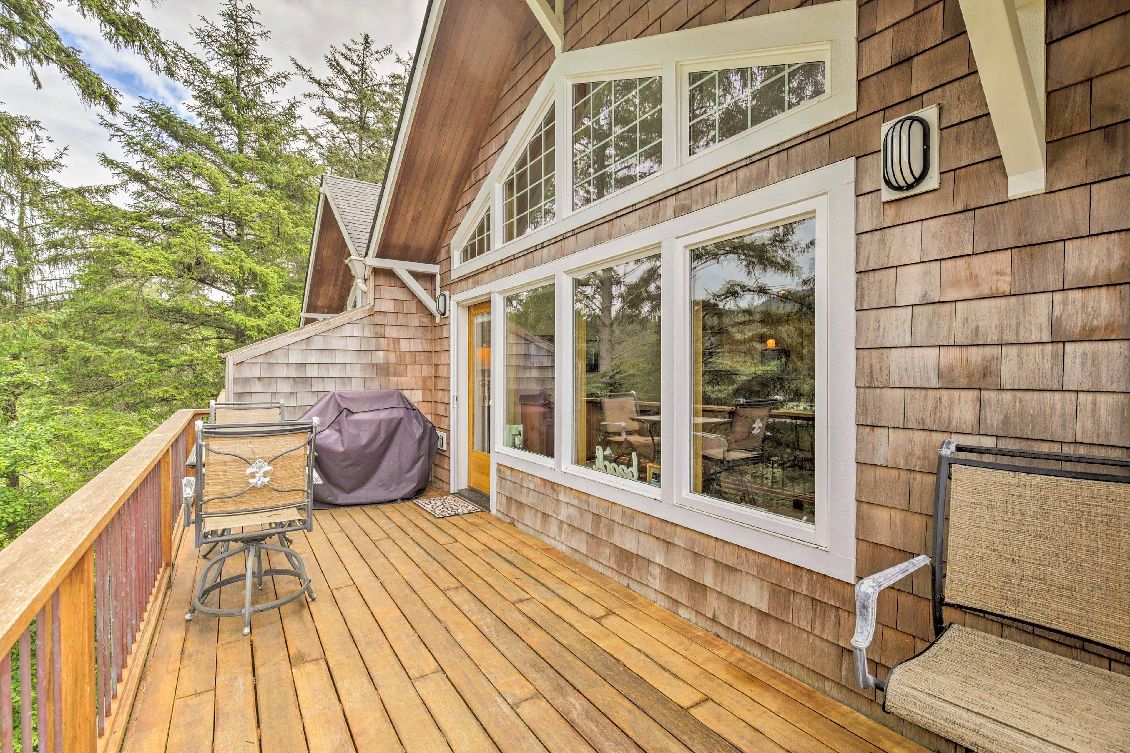 Deck | Gas Grill | Outdoor Dining