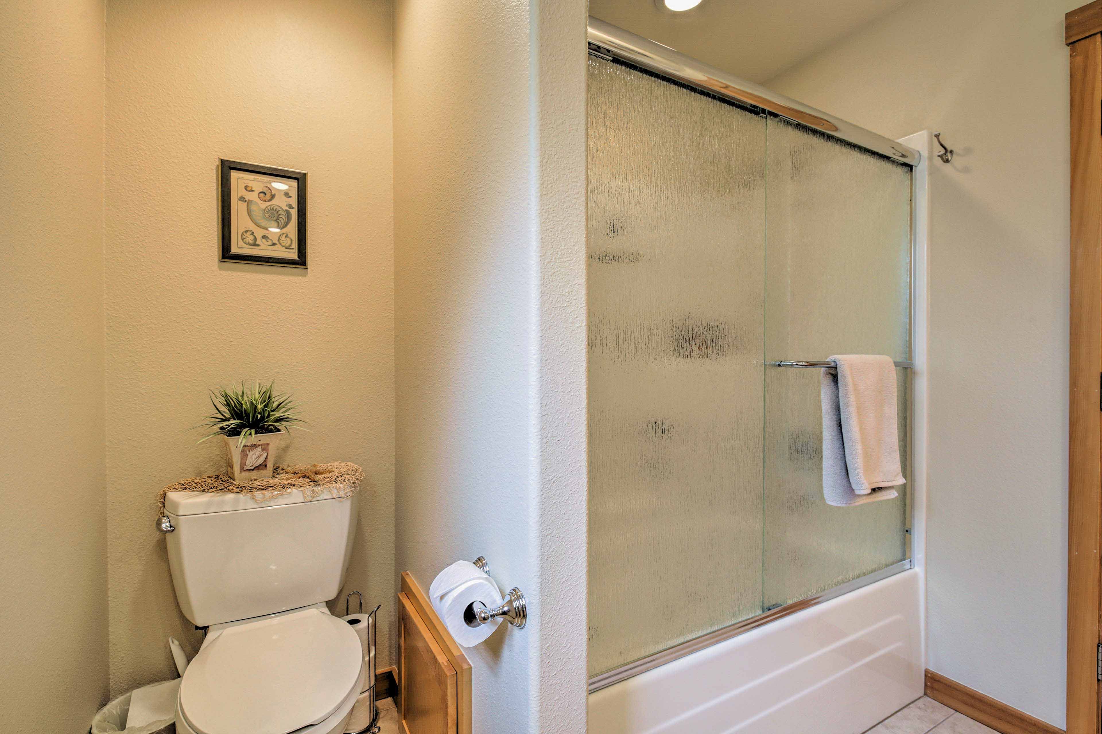 Full Bathroom | Complimentary Toiletries